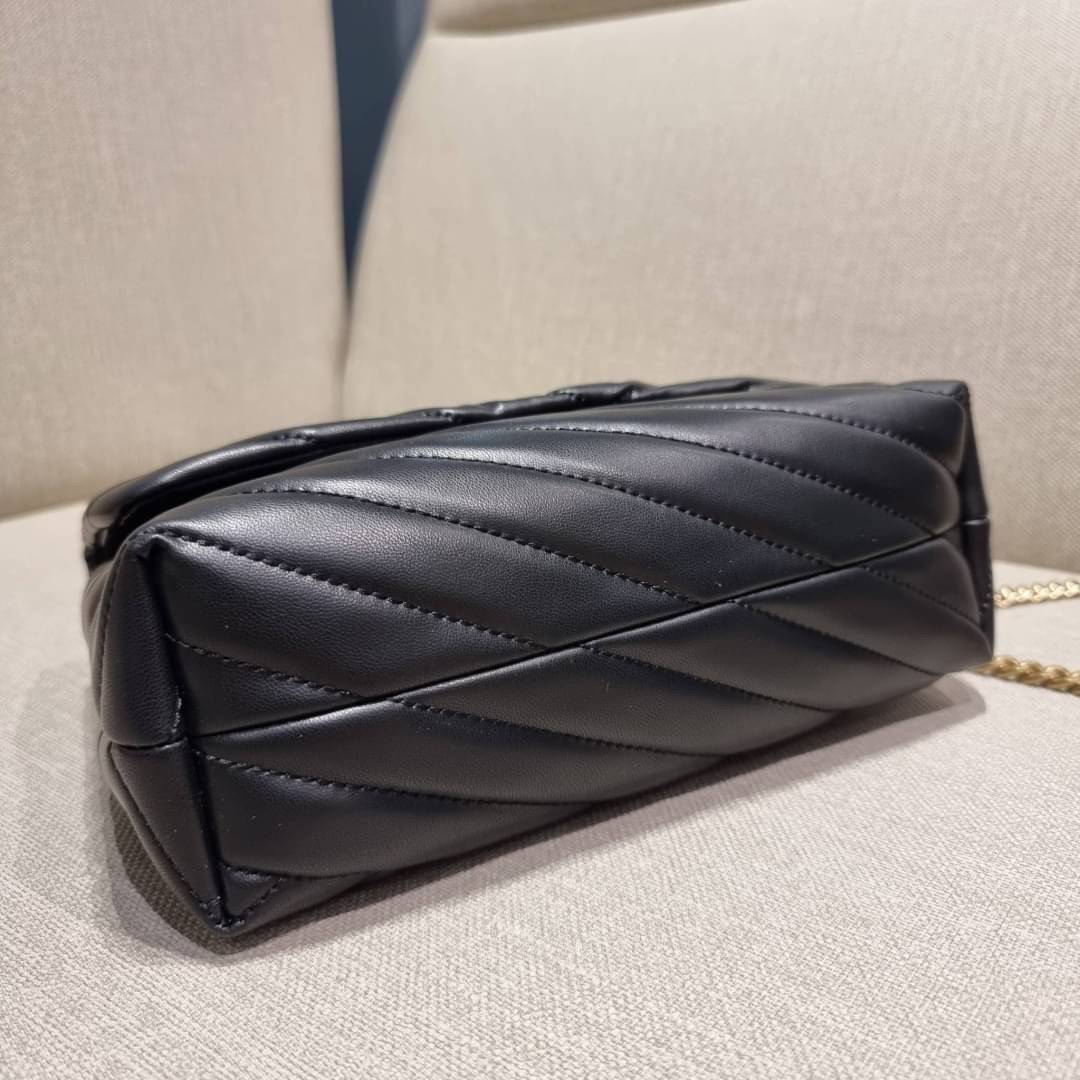 TORY BURCH KIRA CHEVRON CONVERTIBLE SHOULDER BAG (SMALL / MEDIUM) กระเป๋าสะพายรุ่นยอดฮิต ไซส์คลาสสิค ที่ใช้ยังไงก็ดูหรู ดีไซน์เฉพาะตัว วัสดุหนังแกะ สัมผัสนิ่ม เปิด-ปิดด้วยกระดุมแม่เหล็ก ภายในเป็นช่องโล่ง ใส่กระเป๋าสตางค์ มือถือ เครื่องสำอางค์ พาวเวอร์แบงค