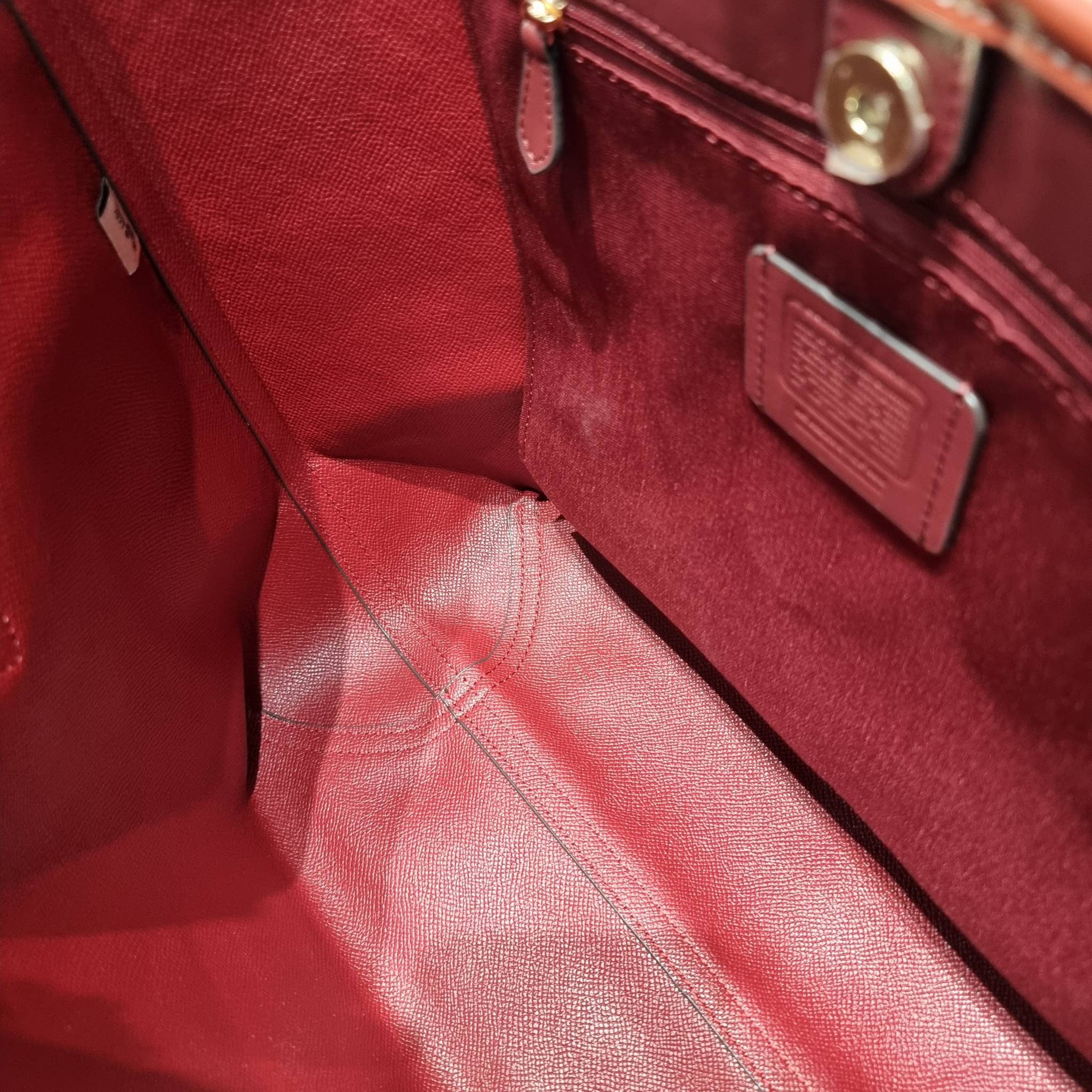 Coach X Peanuts City Tote In Signature Canvas With Snoopy Woodstock Print CF166 คอลเลคชั่นใหม่ น่ารักเกินต้าน กับกระเป๋าทรงโท้ทไซส์ใหญ่ ดีไซน์ลวดลายการ์ตูนยอดฮิต ที่ใครๆก็ต้องรู้จัก พิมพ์คมชัดลงบนหนังแคนวาส รูปทรงสวย ปากกระเป๋ามีกระดุมแม่เหล็กปิดกันของหล่