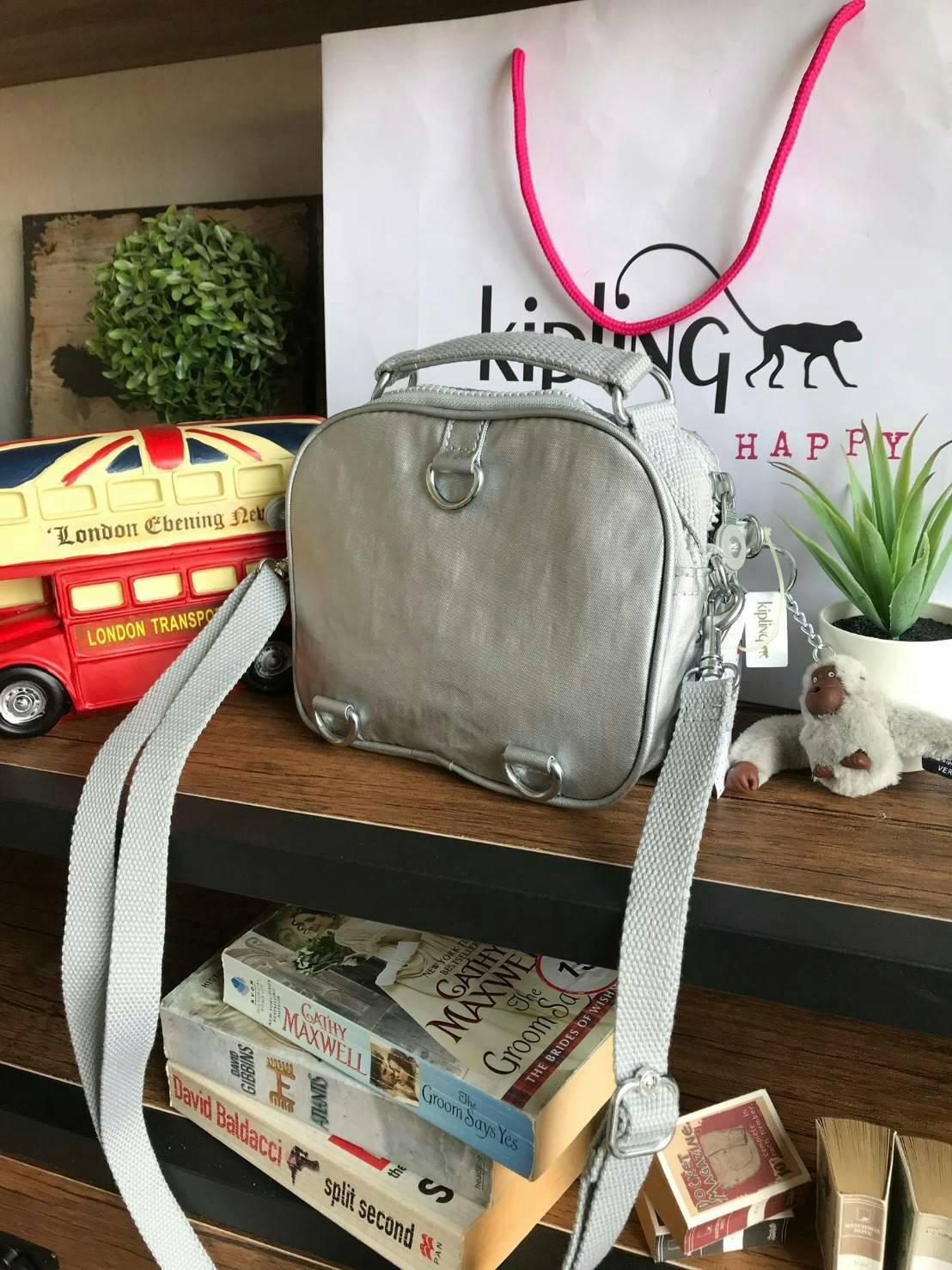 💕 Kipling Messenger Bag กระเป๋าสะพายทรงเหลี่ยมรุ่นใหม่!!ขนาดมินิ สามารถสะพายสายคู่ สายเดี่ยวและเป้ มีหลายช่องใช้งาน ด้านหน้าเป็นช่องเล็กใส่ของจุกจิก ซิปคู่ด้านหน้าภายในมีช่องเล็กแยกเป็นสัดส่วน ซิปเดี่ยวด้านหลังกว้างเพิ่มช่องใส่ของได้อีก1ช่อง ขนาดก