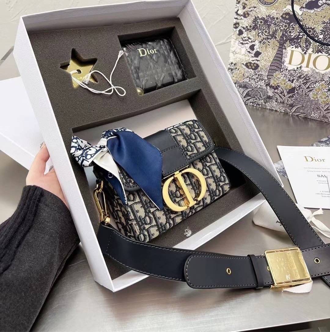 DIOR SET BAG / DIOR 30 Montaigne Box Bag / CD LIMITED EDITION GIFT BOX WITH GOLD STAR BOUTIQUE SET พร้อมเสิร์ฟครบชุด แรร์ไอเท็ม ที่ถูกรวมไว้ในหนึ่งเดียว กับ gift box limited จัดให้ทั้งกระเป๋าสะพายสุดหรู กระเป๋าสตางค์ใบสั้นรุ่นคลาสสิค ribbon เข้าเซ็ท และ g