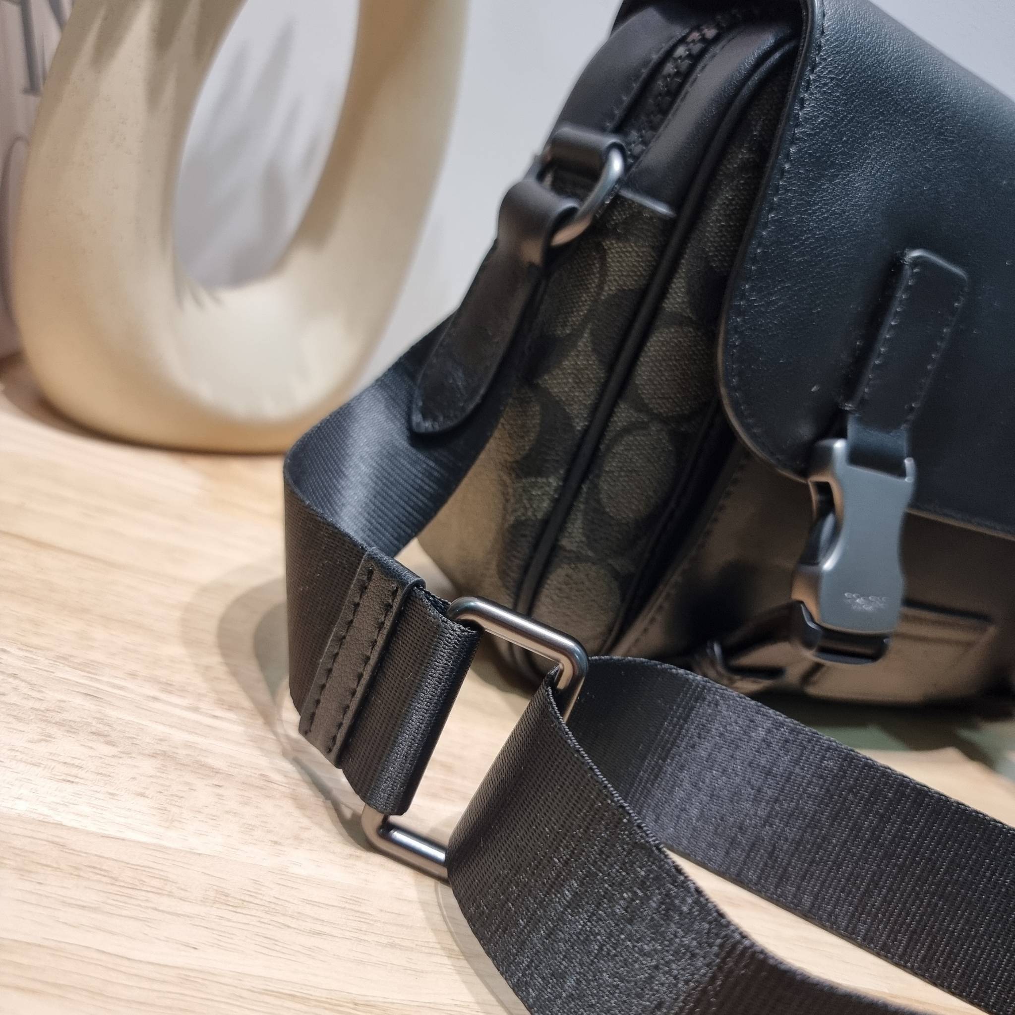 Coach Track Crossbody In Signature Canvas C3747 หล่อบอกต่ออีกหนึ่ง กระเป๋าสะพายทรงแมสเซ็นเจอร์ รุ่นเอาใจหนุ่มๆ ดีไซน์คลาสสิค สุดหรู ดูแพง วัสดุหนังแท้สลับหนังแคนวาส ฝากระเป๋ามีตัวล็อคแน่นหนา เปิดมามีซิปปิดกันหล่นได้อีก ด้านหลังมีช่องย่อย ภายในโล่งกว้าง แบ