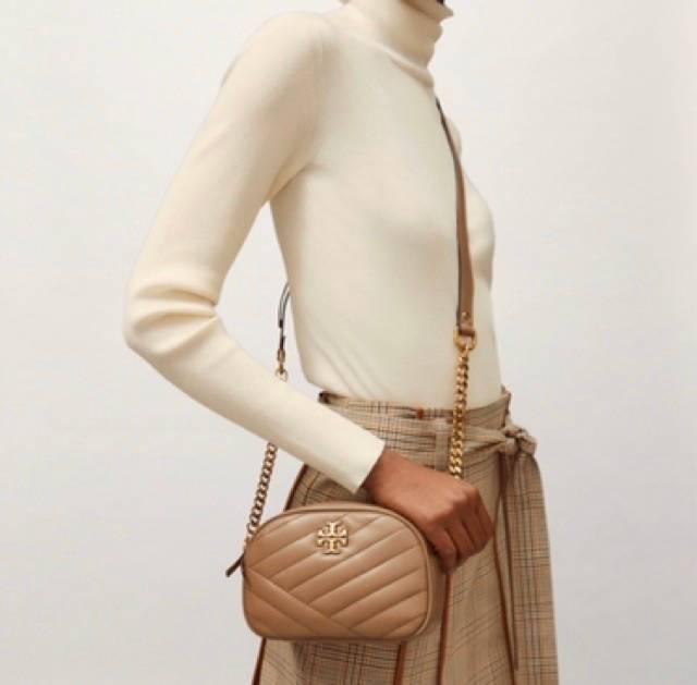TORY BURCH KIRA CHEVRON SMALL CAMERA BAG / TORY CAMERA BAG / TORY BAG พร้อมส่ง 4 สี กระเป๋าสะพายทรงกล้อง ขนาดกะทัดรัด ไซส์สะพายคล่องตัว ดูหรู ลูกคุณหนู