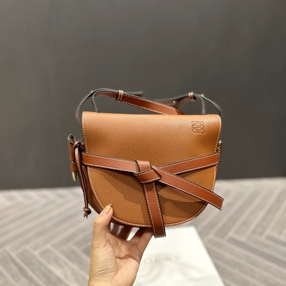 LOEWE gate dual bag / LOEWE CROSSBODY BAG VIP กระเป๋าถือหรือสะพาย Limited ทรงอานม้าสวยอยู่ทรง