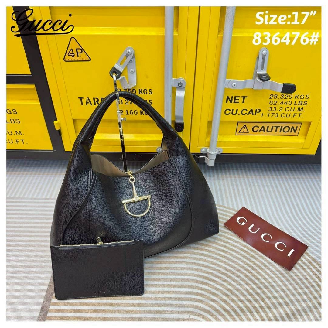 Gucci Softbit maxi shoulder bag กระเป๋าทรงโฮโบโฉมใหม่ใบใหญ่ อะไหล่เป็นเอกลักษณ์ของแบรนด์ในรูปแบบ Horsebit ครึ่งรูปขนาดใหญ่ หรูหราและใช้งานสะดวก รูปทรงสไตล์สบายๆ หนังลายเกรนสวยหรูนุ่มนวลพร้อมเท็กเจอร์อันโดดเด่น
