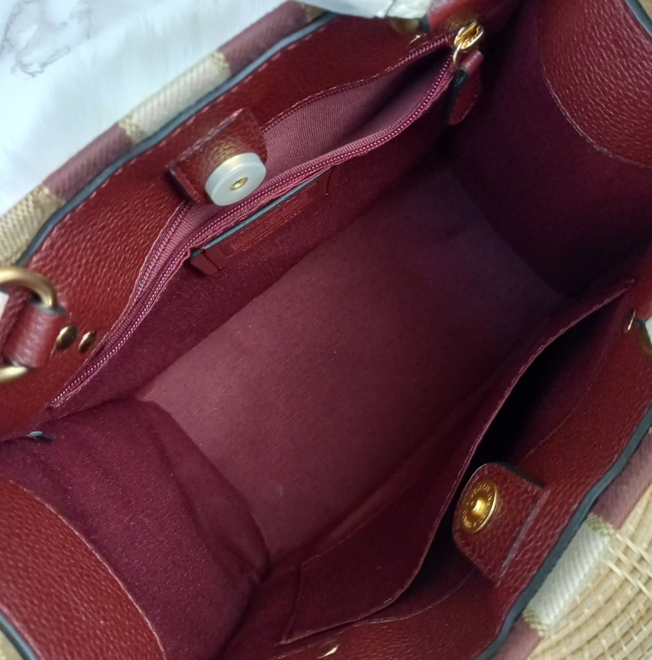 OUTLET 】COACH DEMPSEY TOTE 22 IN SIGNATURE JACQUARD WITH STRIPE AND COACH PATCH (C8406) สีใหม่ น่าใช้อีกแล้ววว 🌺กระเป๋าTOTE ทรงฮิตขนาดกำลังดี มีสายสะพายยาว ถอดได้ ปรับระดับได้ //ลุคไหนๆจัดว่าเกิดทุกงาน //วัสดุ Jacquard ทอลาย signature คาดแถบสีด้าน