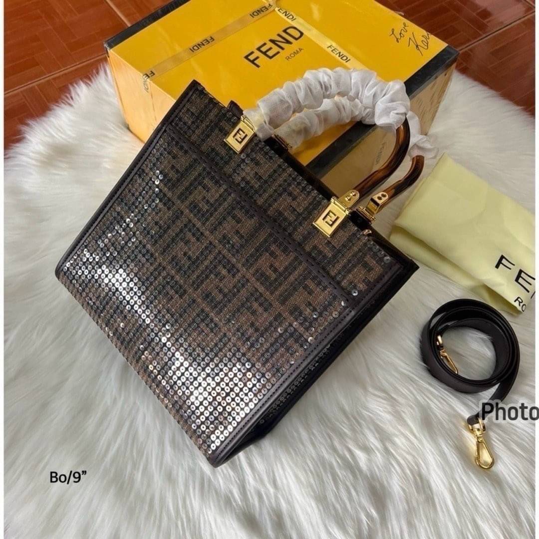 FENDI Sunshine Tote Sequins Shopper Bag กระเป๋าทรงโท้ทปักเลื่อมแวววาวเต็มใบ รุ่นใหม่สวยหรู ทรงตั้งสวยอยู่ทรง สวยหรูดูแพง ภายในโล่งกว้าง ใบขนาดกำลังสวยใช้งานง่าย สะดวกสุดๆ ใบจริงการันตีสวยเกินเบอร์!! ไม่ผิดหวังจ้า