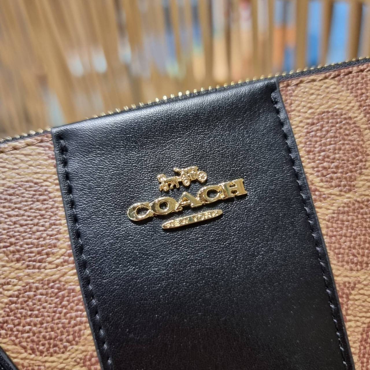 COACH 32445 SMALL WRISLET IN COLORBLOCK SIGNATURE CANVAS คอลเลคชั่นคัลเลอร์บล็อคสวยหรู ในรูปแบบกระเป๋าคล้องมือ ขนาดพกพา ไซส์กำลังสวยมากๆ พกง่ายไปเลยจ้า วัสดุหนังแคนวาส ตัดหนังแท้ ภายในโล่ง มีช่องใส่บัตร ตอบโจทย์สาวๆที่ไม่ชอบความพะรุงพะรัง พกใบนี้คือสะดวกส