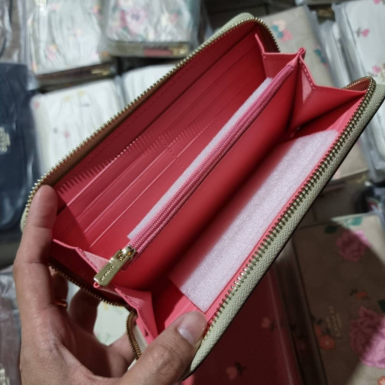 COACH ACCORDION ZIP WALLET IN SIGNATURE CANVAS WITH PRAIRIE ROSE / JUMBO FLORAL / CAMO ROSE FLORAL / MEDLEY BOUQUET PRINT ((F31572/F39189/F26290/F2859)) สวยคลาสสิคไม่มีใครเกิน!! กระเป๋าสตางค์ใบยาว ลวดลายสวย สีสันโดดเด่น วัสดุหนังแคนวาสเคลือบ เปิด-ปิดด้วยซ