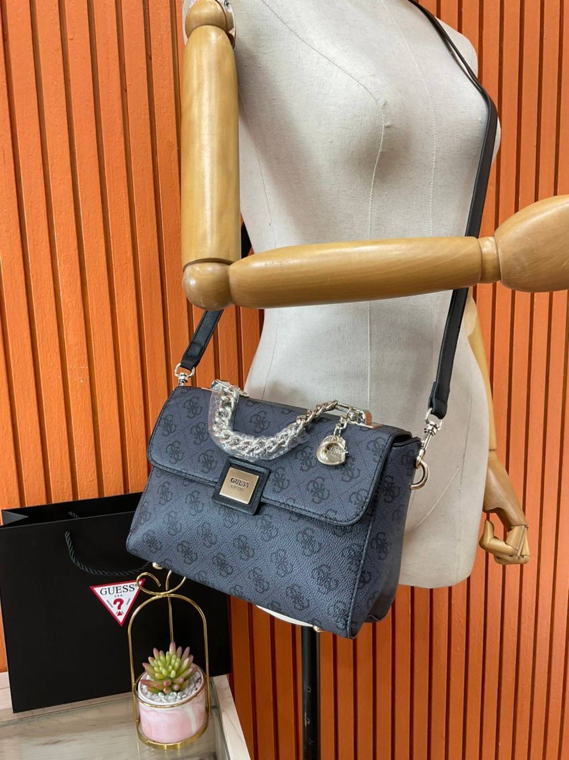 ราคาปังปิ๊นาศ (!!) มากแม่ 💕 GUESS Candace Top Handle Flap Bag กระเป๋าสะพาย Crossbody / คล้องแขน ถือออกงานได้ ทรงน่ารัก จากแบรนด์ GUESS สวยอยู่ทรง ขนาดกำลังดี น้ำหนักเบา ด้านหน้ามีโลโก้แบรนด์อะไหล่ทอง มีอะไหล่โซ่ห้อยด้านหน้าสามารถคล้องแขนและถือได้ 