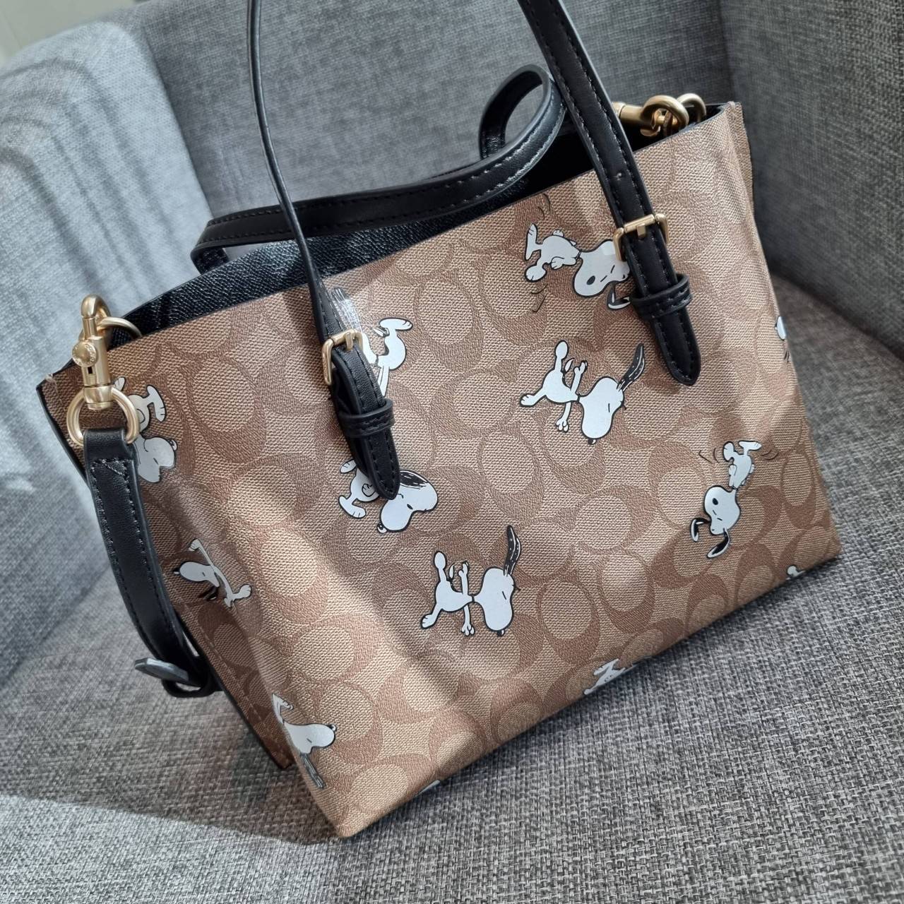 OUTLET 】COACH C4250 MOLLIE TOTE 25 IN SIGNATURE CANVAS WITH SNOOPY ใหม่ล่าสุด ยังไม่เข้าไทย!! กับรุ่นสุดฮอต ในดีไซน์คอลเลคชั่นใหม่ที่แรงไม่แพ้กัน!! กระเป๋าโท้ทไซส์เล็กตกแต่งลายสนูปพี ที่ใครๆก็หลงรักอย่างท่วมท้น น่ารักน่าใช้มากๆ วัสดุหนังแคนวาสเคลือบลาย ภา