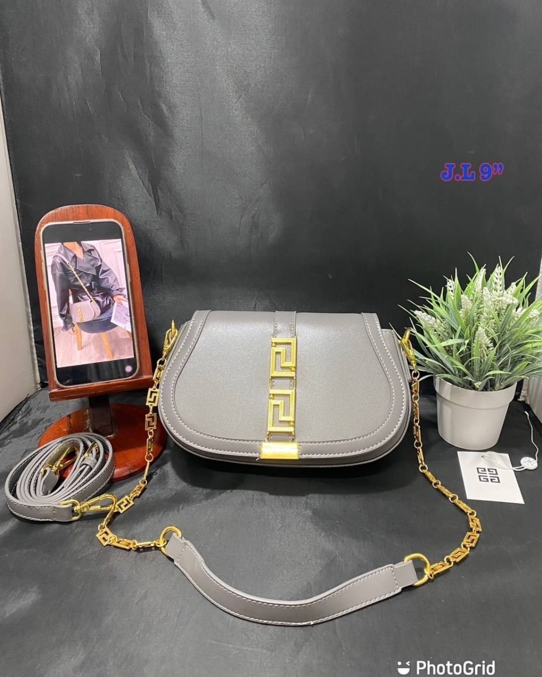 Versace Small Greca Goddess leather shoulder bag สัมผัสกระเป๋าสุดไอคอนิกอย่าง “Greca Goddess” พร้อมลวดลายที่สะท้อนตัวตนในรูปแบบใหม่ของ Versace ที่บอกเล่าเรื่องราวฉบับใหม่ของเเบรนด์ได้อย่างน่าหลงใหล