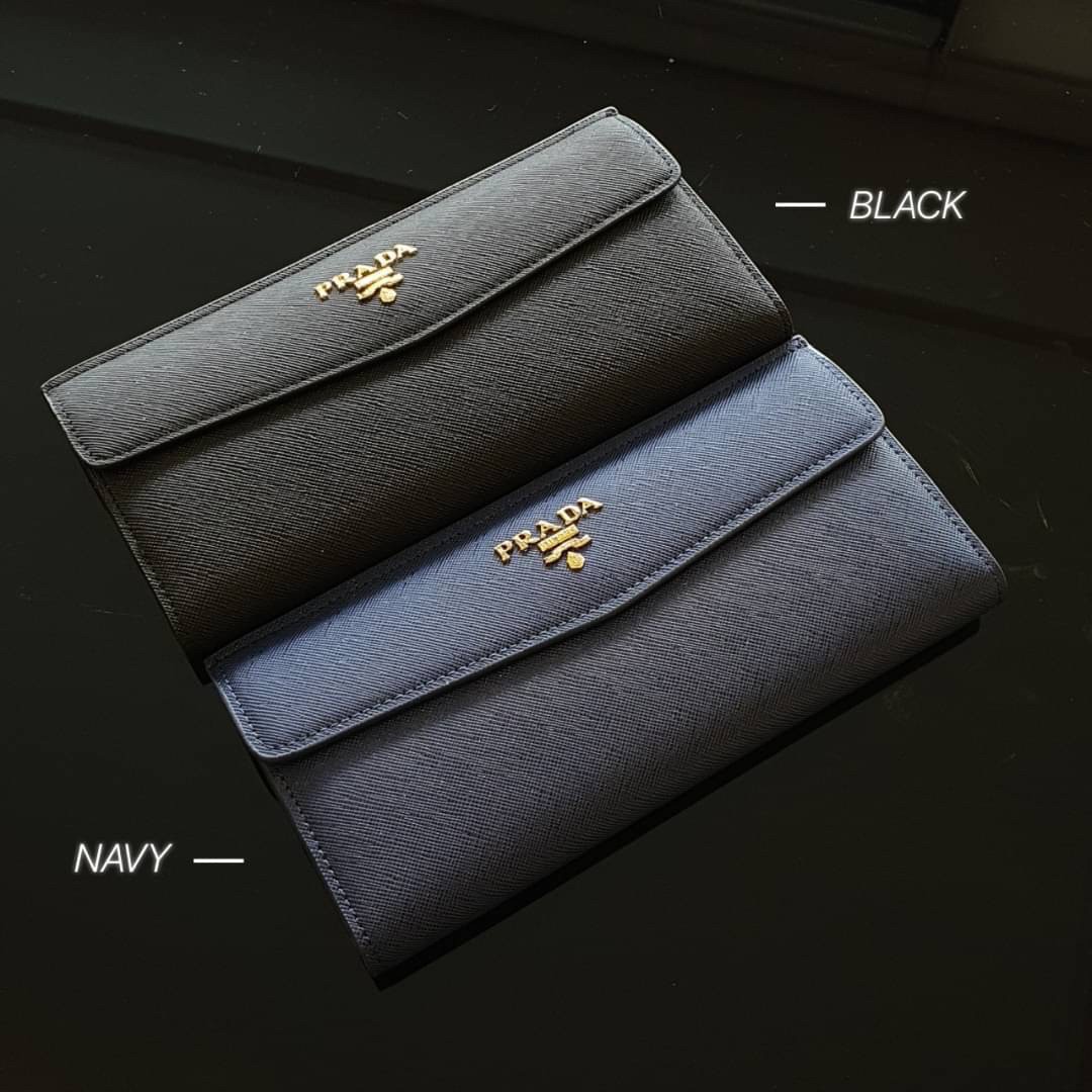 PRADA LONG WALLET กระเป๋าสตางค์รับทรัพย์ ทรงหรู จากแบรนด์ PRADA ลายหนัง SAFFIANO มีช่องใส่บัตร ถึง 12 ช่อง และช่องซิปใส่ของจุกจิกได้ น้ำหนักเบา จับถนัดมือ ขนาดกำลังดีคะ ถือแล้วดูดี อะไหล่ทองสุดหรู ใช้แล้วสวยแน่นอนค้า