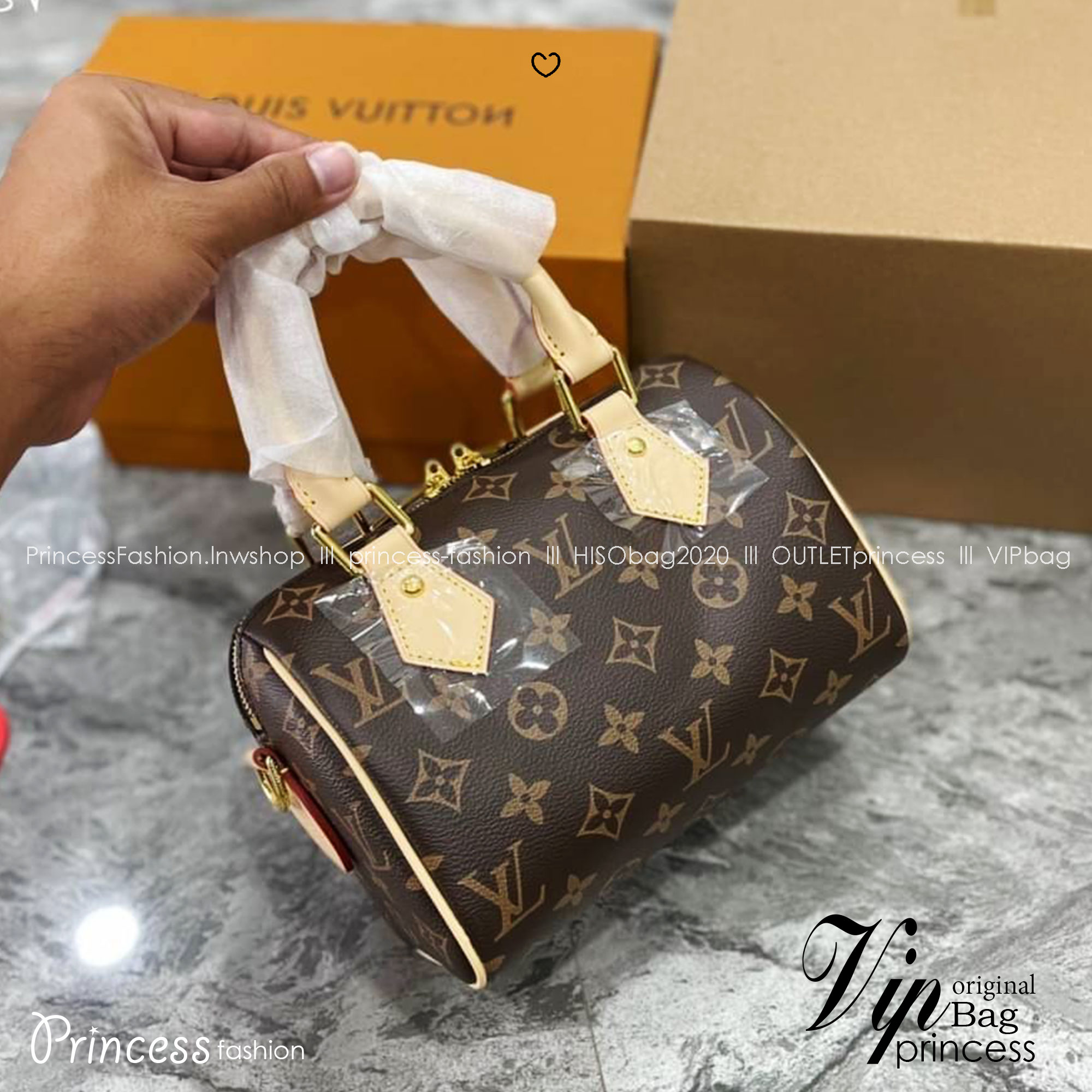 LV Speedy Bandoulière 20 Bag Monogram Canvas กระเป๋าทรงหมอนไซส์เล็กน่ารัก ดีไซน์น่าใช้มากๆ พิมพ์ลายโมโนแกรม ภายในเป็นช่องกว้าง มาพร้อมสายสปอร์ตสวยเท่ห์มาก ใบจริงสวยเกินเบอร์!! ไม่ผิดหวังจ้า