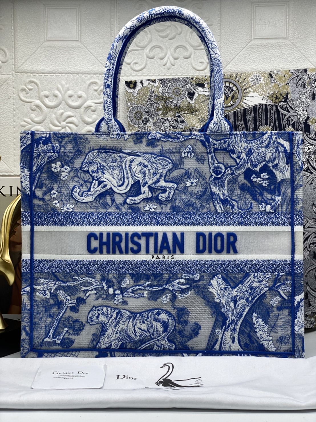 DIOR Book Tote Fluorescent Blue Toile de Jouy Reverse Embroidery เกรดออริจินอล ภาพสินค้าถ่ายจากงานขายจริงใช้งานต่างประเทศได้