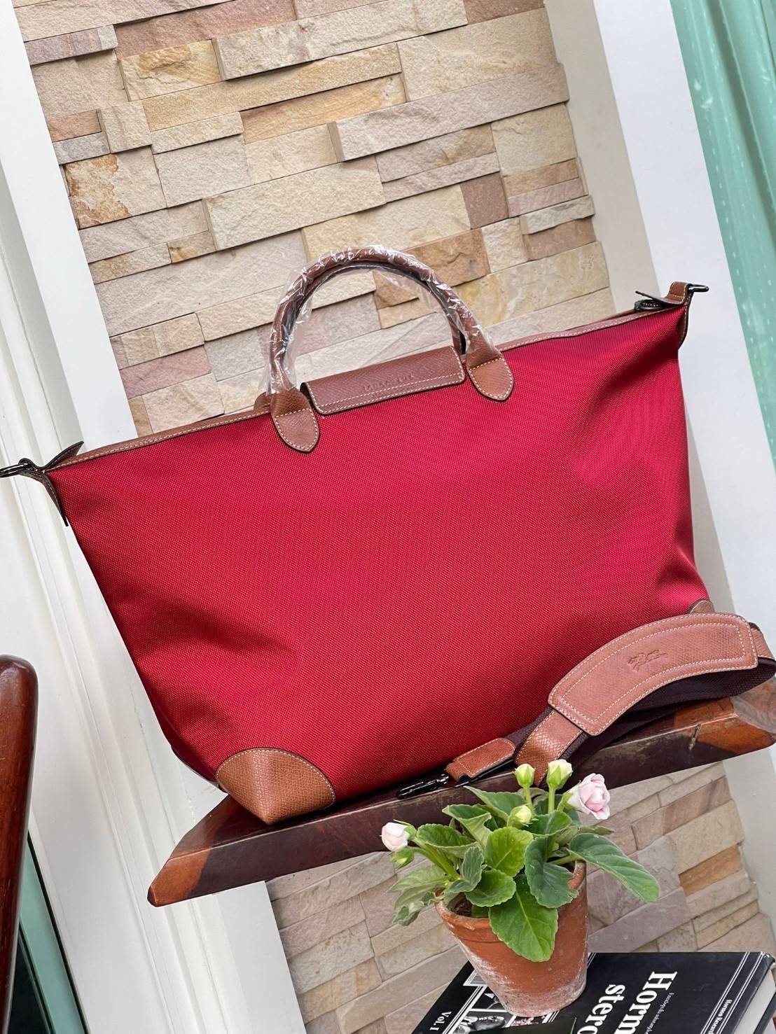 LONGCHAMP BOXFORD TRAVEL BAG L กระเป๋าเดินทางขนาดใหญ่ มาพร้อมสายสะพายที่สามารถถอดได้ ให้คุณเลือกสะพายไหล่หรือถือได้ มีซิปรูดเปิดปิดกระเป๋าที่ให้คุณมั่นใจได้ว่าคุณจัดเก็บไอเท็มของคุณได้อย่างมิดชิด บ็อคฟอร์ด (BOXFORD) สะท้อนความเป็นเอกลักษณ์ของแบรนด์ที่เปี่