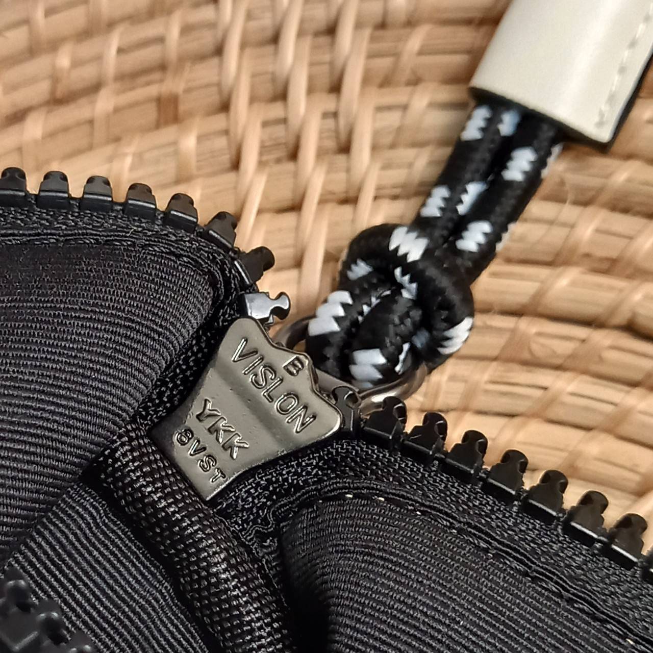 COACH BARREL SIGNATURE CANVAS CROSSBODY (C2957) กระเป๋าสะพาย ทรงเก๋ ขนาดกำลังดี ที่บอกได้คำเดียวว่า เท่ไม่หยอก!! คือดีย์มาก!!// วัสดุแคนวาส ผสมหนังแท้ ลาย SIGNATURE รูปทรงกระบอก// เปิด-ปิด ด้วยซิบ ด้านในโล่งกว้าง เก็บของได้เยอะ// มาพร้อมสายสะพาย สายสปอร์ต