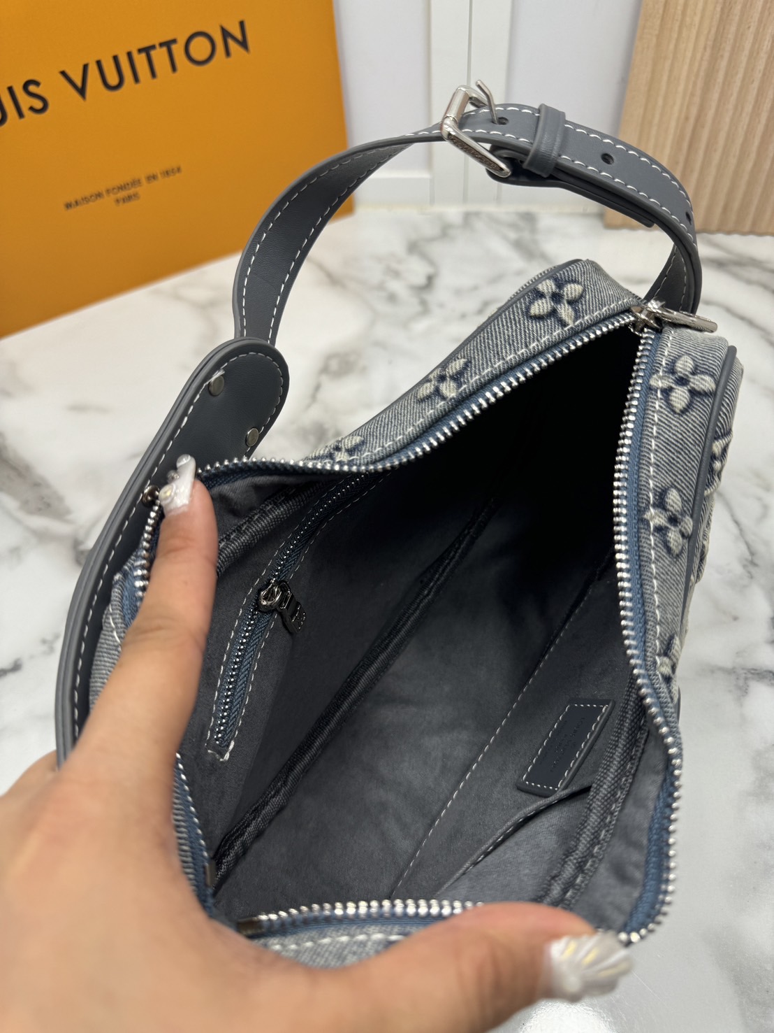 LV Croissant MM Monogram Denim Bag กระเป๋าทรงครัวซองต์ เดนิมสไตล์วินเทจ ปั้มนูนโลโก้ลายโมโนแกรม สวยชิค ฉ่ำก่อนใคร ด้วยดีไซน์สุดเก๋แบบทำถึง เพิ่มดีเทลน่าใช้ด้วยใบลูก ที่แยกออกมาใช้ได้ ใส่เหรียญใส่ของจุกจิกได้ บอกเลยว่าสะพายไปไหนก็สวยโดดเด่นกว่าใคร