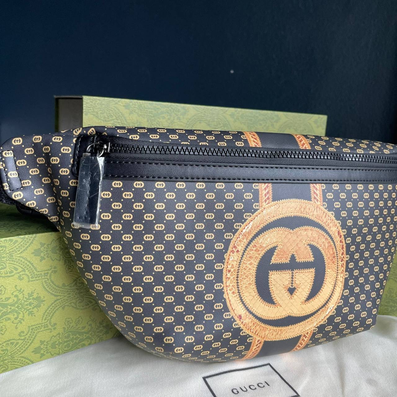 หนังแท้ GUCCI BELT BAG / GG BELT BAG กระเป๋าคาดอก/คาดเอว รุ่น Unisex ใช้ได้ทั้งหญิงชาย ภายในเป็นช่องโล่งกว้าง ใบใหญ่ขนาดมาตรฐานจุของได้เยอะ สายสะพายปรับได้ตามตัว ใบจริงเห็นแล้วหลงรัก คุ้มค่าที่สุด อีกรุ่นหนึ่งที่หลายคนตามหา งานออริสวยมาก ทำจากหนังแท้ สามา