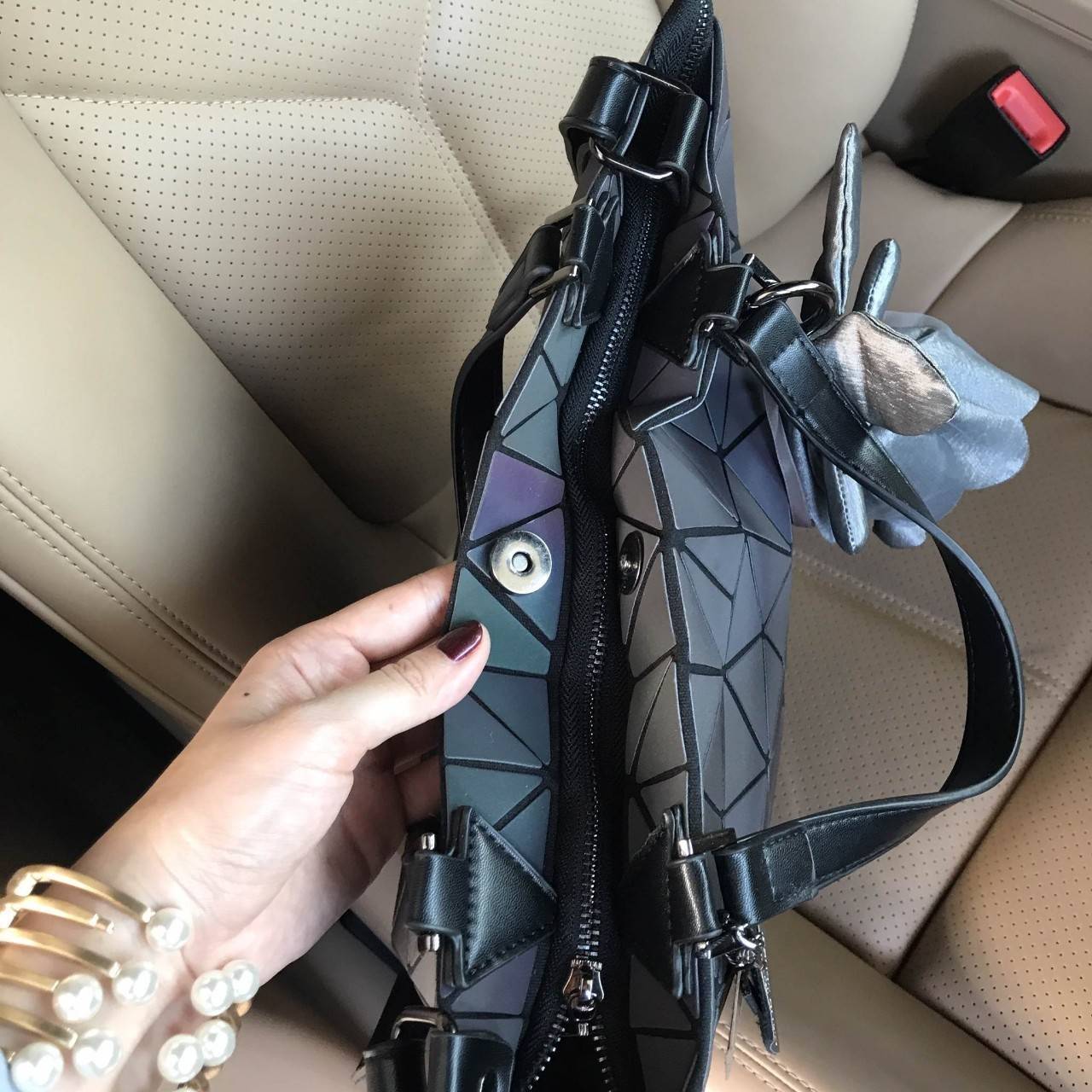 มาใหม่ สี Limited edition 🌈🌈 Rainbow color ( สีจะปรับเข้มอ่อนตามความสว่างของแสงค่ะ ) • สว่างมากจะเป็นสี Rainbow สว่างน้อยจะเป็นสีเทาเข้มค่ะ สดใสรับเดือนแห่งความรักกันด้วย กระเป๋าทรงสุดฮิตจากแบรนด์ David Jones ใบนี้ มาพร้อมกับน้องกระต่ายสีเ