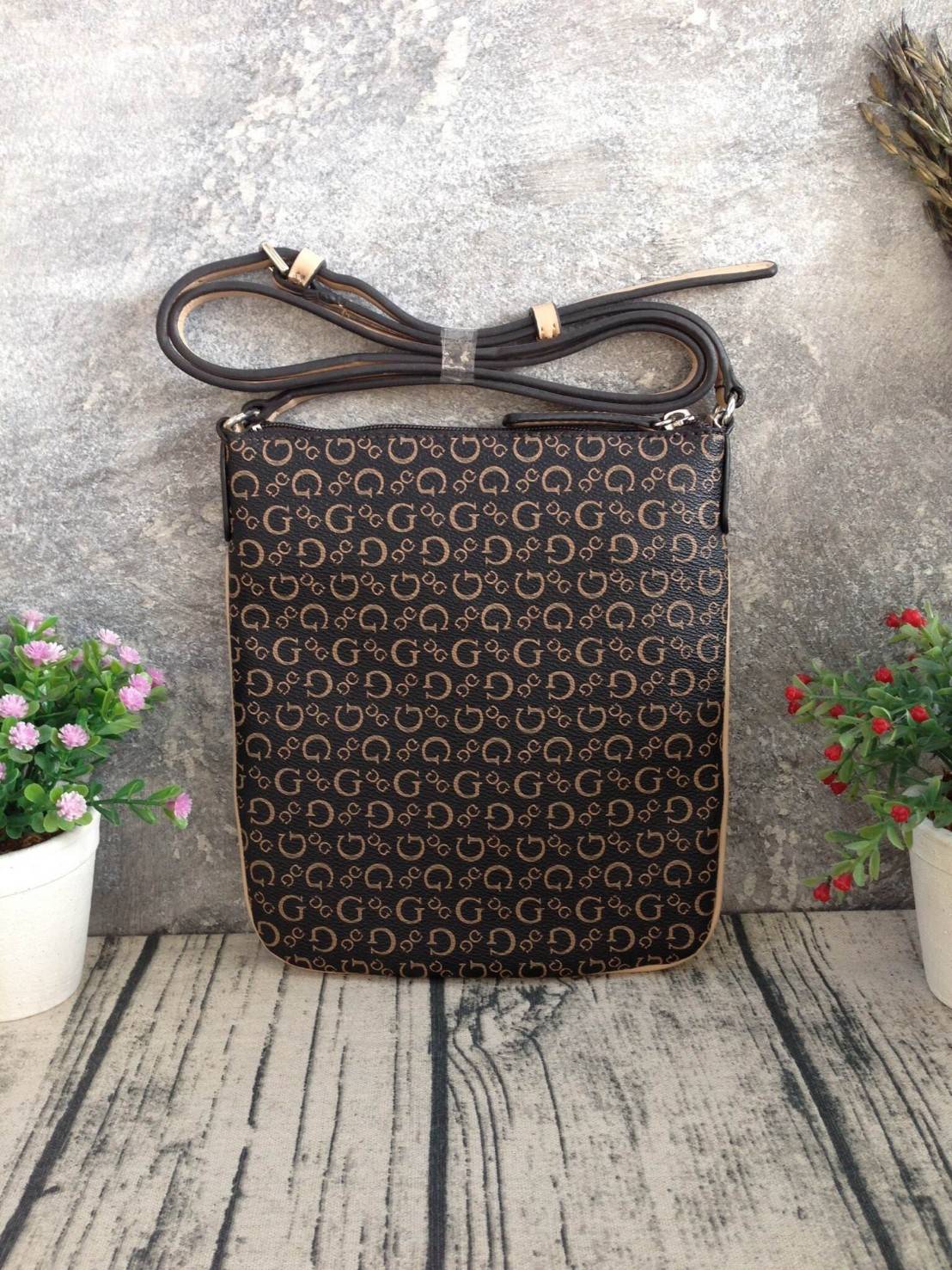 GUESS CROSSBODY กระเป๋าสะพายข้าง ผู้หญิงหรือผู้ชาย สามารถใช้ได้ค่ะ วัสดุหนังแกะสังเคราะห์พิมพ์ลายแบรนด์ ด้านหน้าประดับโลโก้แบรนด์มีเงิน เปิดปิดด้วยซิป น้ำหนักเบา ด้านในบุผ้าพิมพ์ลายเฉพาะของแบรนด์ มีช่องซิปด้านในอีก 1 ช่องค่ะ