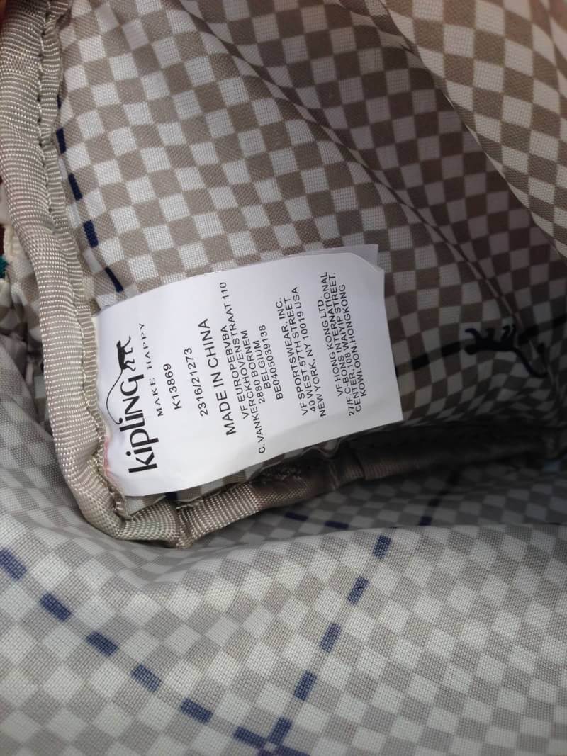 Kipling Mini Shoulder Bag K13869 Outlet Hongkong กระเป๋าสะพายไหล่ใบเล็กน่ารัก วัสดุผ้าไนล่อนกันน้ำอย่างดีตามแบบฉบับแบรนด์ แบ่งเป็นช่องซิป 3 ช่อง มีหูจับ ด้านในบุผ้าแบรนด์ มาพร้อมพวงกุญแจน้องลิง ใบนี้จุของได้เยอะน้ำหนักเบาค่ะ เหมาะมากกับการสะพายไปเที่ยวชิว