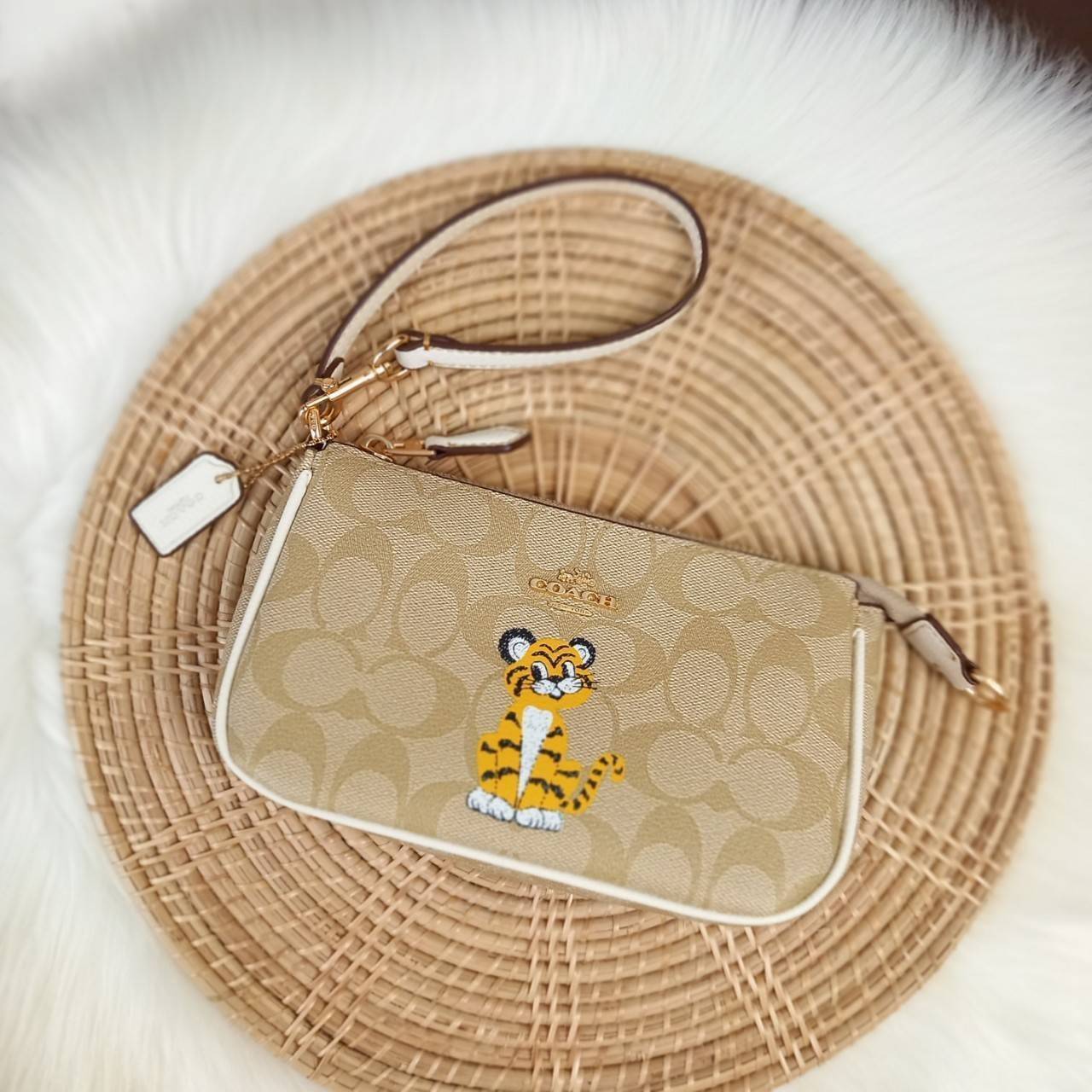 COACH NOLITA 19 IN SIGNATURE CANVAS WITH TIGER (C7699) 😻กระเป๋าถือ กระเป๋าสะพายทรงพอชเล็ก ปรับเป็นคล้องมือได้ รุ่นนี้ บอกเลยว่าใช้ง่ายสะพายคล่องมากๆ// จะสะพายไหล่ หรือปรับเปลี่ยนมาเป็นแบบคล้องมือเก๋ๆก็ยังได้ เพียงแค่ถอดตะขอมารวมกันไว้ที่หูกระเป๋าข