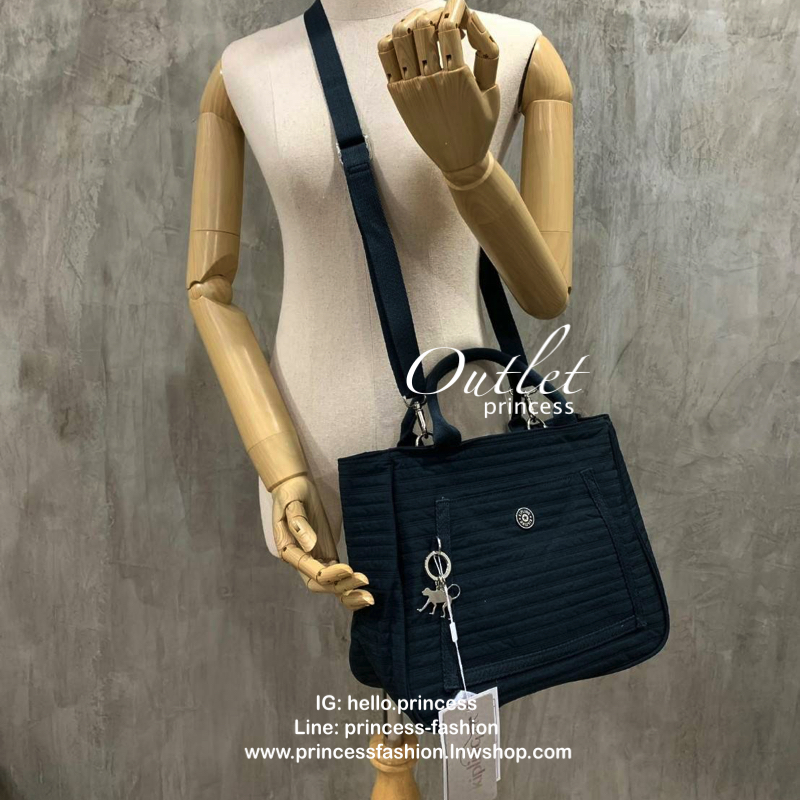 Kipling NAMYA KI2597 กระเป๋าถือหรือสะพายร จากKIPLING วัสดุpolyamide 100% กันน้ำได้ เนื้อนิ่มและเบา เปิดปิดกระเป๋าแบบซิปเดียว ภายในมีช่องใส่โทรศัพท์ แยกเก็บของเป็นสัดส่วน กว้างใส่ไอแพค/กระเป๋าสตางค์ยาวได้ ด้านหน้าประดับด้วยโลโก้แบบกลม มีช่องใช้งานและช่องซิ