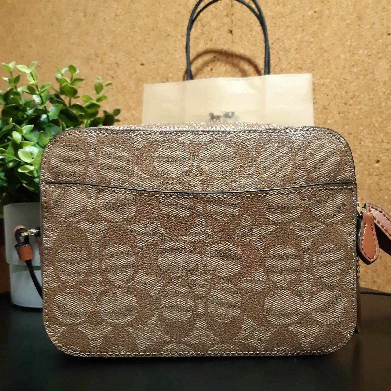 COACH 91677 MINI CAMERA BAG IN SIGNATURE CANVAS ขายดีที่สุด!! กระเป๋าสะพายข้างไซส์มินิ คลาสสิคอยู่ทรง อะไหล่ทองตัดดูหรู วัสดุหนังแคนวาสเคลือบลาย เปิด-ปิดด้วยซิป สายสะพายปรับได้ตามตัว ใบนี้แมทช์ได้ทุกลุค ใช้เป็น everyday bag ได้สบายๆเลยจ้า