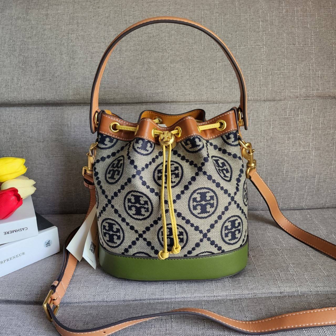 Tory Burch T Monogram Colorblock Bucket Bag กระเป๋าสะพาย ทรงบัคเกต รุ่นฮอต สไตล์ไหนเข้าได้ทุกลุค วัสดุ jacquard ตัดขอบหนังแท้ ภายในเป็นช่องโล่งกว้าง ใส่ของได้เยอะหยิบจับสะดวก มาพร้อมสายสะพายข้างหนังแท้ ถอดและปรับระดับได้สะพายชิวได้ทุกโอกาส