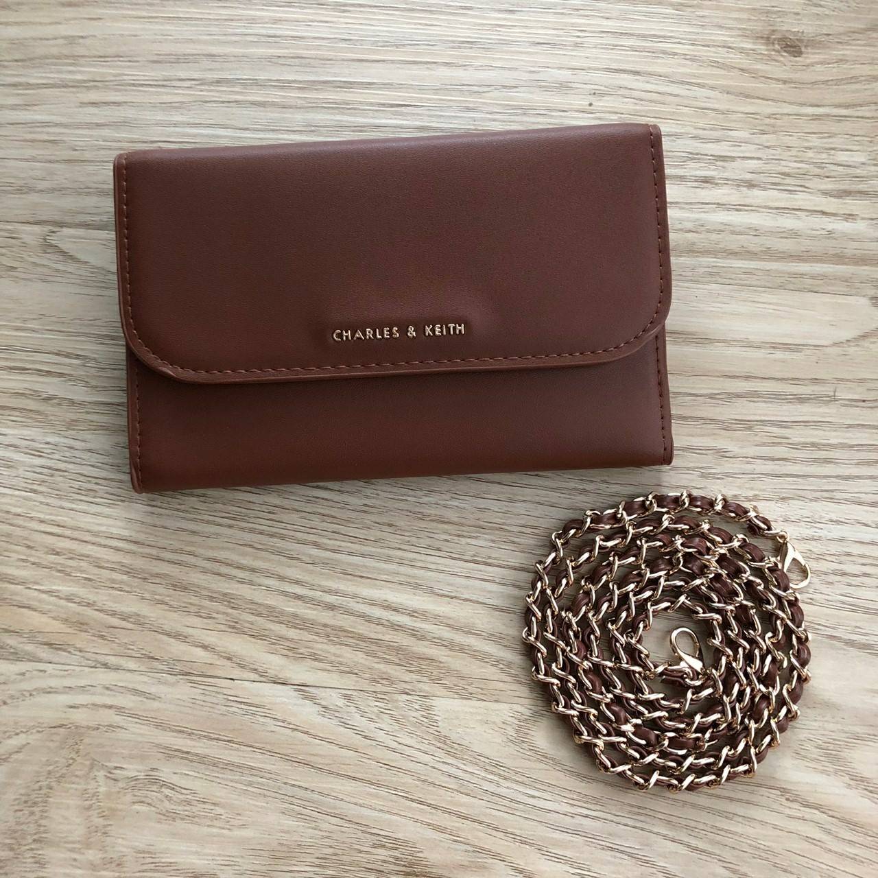 Charles & Keith Front Flap Wallet กระเป๋าสตางค์ มาพร้อมสายโซ่สลับหนัง เปิด - ปิดกระเป๋าด้วยกระดุม ด้านในมีช่องหลายช่อง แยกเก็บของได้เป็นสัดส่วน และมีช่องซิป 1 ช่องค่ะ ด้านหลังมีช่องอีก 1 ช่อง มาพร้อมสายโซ่สลับหนังยาวประมาณ 114 cm สามารถถอดได้ (ปรับไม่ได้ค