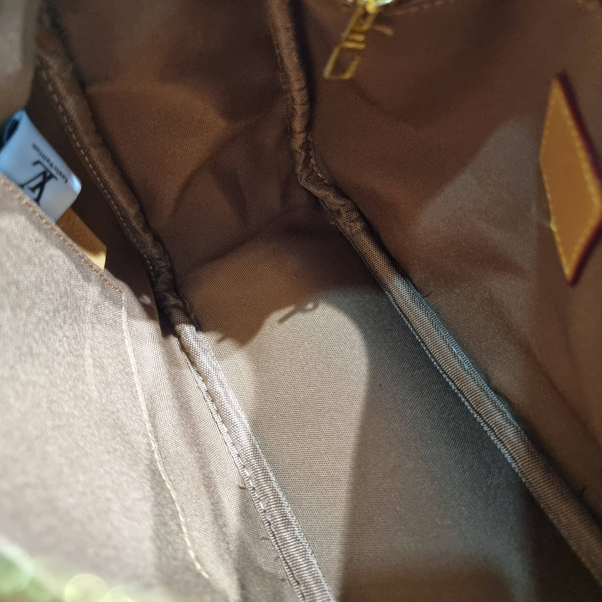 LV INVENTEUR MONOGRAM BAG รุ่นหายากสุดคลาสสิค กับกระเป๋าสะพายข้างดีไซน์วินเทจ ย้อนยุค มีดีเทลความหรูด้วยแผ่นเพลทสีทอง สายสะพายในตัวใช้งานได้คล่องตัว