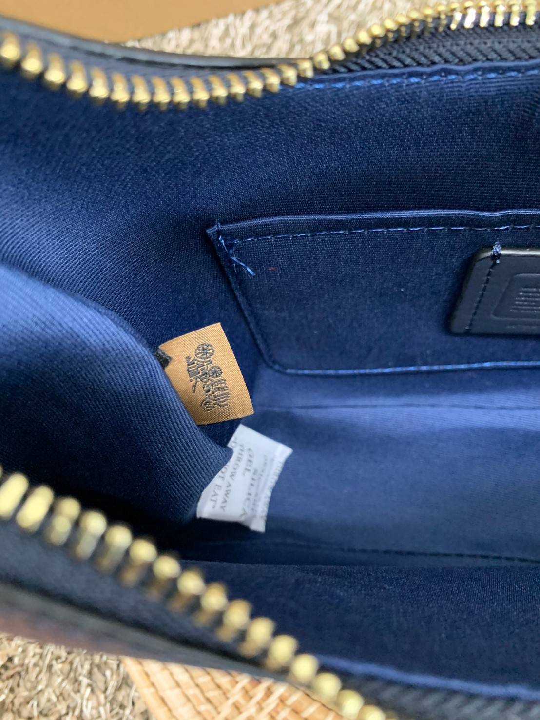 COACH BAILEY HOBO WITH WHIPSTITCH ((C4108//C1322)) พร้อมส่งที่ไทย!! สวยจริงไม่จกตาแน่นอนค่าา กระเป๋าทรงโค้ง ใช้แบบหิ้วหรือคล้องไหล่ก็ดูดี ใช้วัสดุหนังแท้ชั้นดี หนังสวยมากๆค่ะ ด้านหน้าใช้อะไหล่แบรนด์ตัวใหญ่ หรู ดูสะดุดตามีเดียว