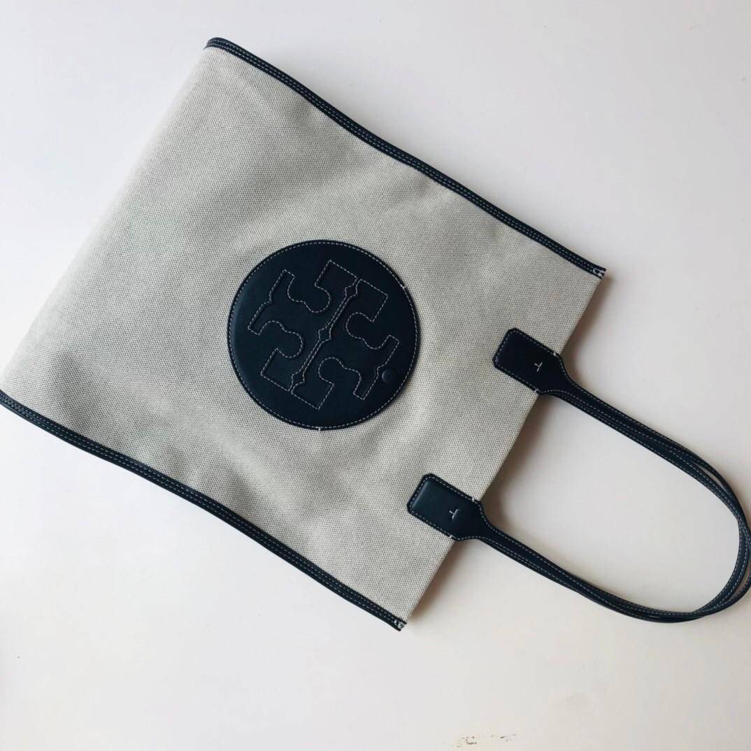 ของแท้ 💯% 】Tory Burch Ella N/s Tall Canvas Tote In Neutrals กระเป๋าถือ วัสดุผ้า Canvas ทรงสูง ประดับโลโก้แบรนด์หนังแท้ เปิด-ปิดด้วยแม่เหล็ก ด้านในโล่ง มี1ช่องซิป และ1ช่องเล็ก ใส่ของจุกจิก น้ำหนักเบา จุของได้เยอะ คุ้มสุดๆไปเลยค่า