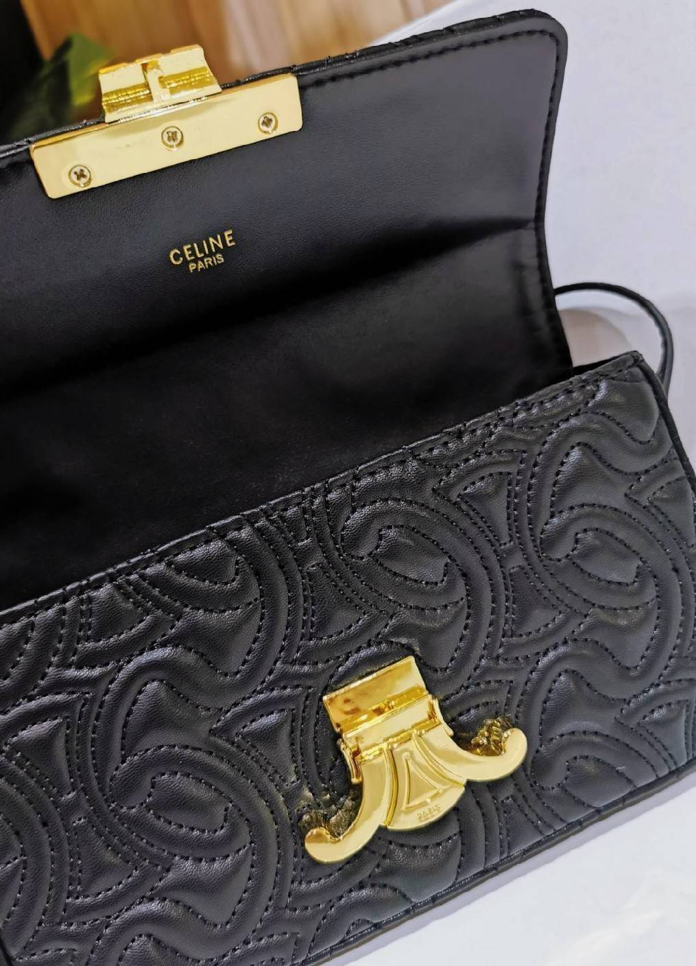 พร้อมส่งความสวย! ไอเท็มหายาก! ห้ามพลาดค่ะ! CELINE TRIOMPHE SHOULDER BAG VIP วัสดุหนังแท้ลวดลายเอกลักษณ์ของ CELINE TRIOMPHE ดีไซน์ยอดนิยมสไตล์สาว LISA เปิดปิดด้วยฝาปิดโลโก้แบรนด์อะไหล่ทอง ภายในโล่งกว้าง ใส่มือถือ กระเป๋าสตางค์ เครื่องสำอางค์ ของใช้จุกจิกได
