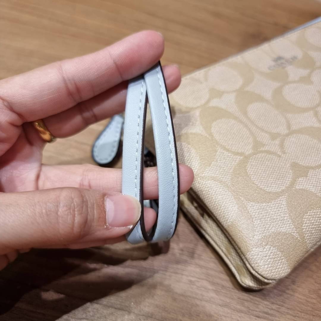 COACH F54057 DOUBLE ZIP WALLET IN SIGNATURE กระเป๋าคล้องมือ size L ใบนี้ใส่มือถือได้ทุกรุ่น ขนาดกำลังดี พกพาสะดวกมากๆ วัสดุหนังสังเคราะห์ ภายในเป็นผ้าสีสวยคม ใส่ธนบัตร ใส่บัตรได้เยอะ ใส่มือถือได้สบายๆทุกรุ่น ตอบโจทย์สาวๆที่ไม่ชอบพกเยอะวุ่นวายจ้า ใบนี้เอาอ