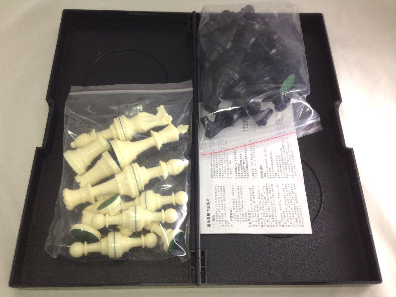 หมากรุกสากลแม่เหล็กพลาสติกอย่างดี