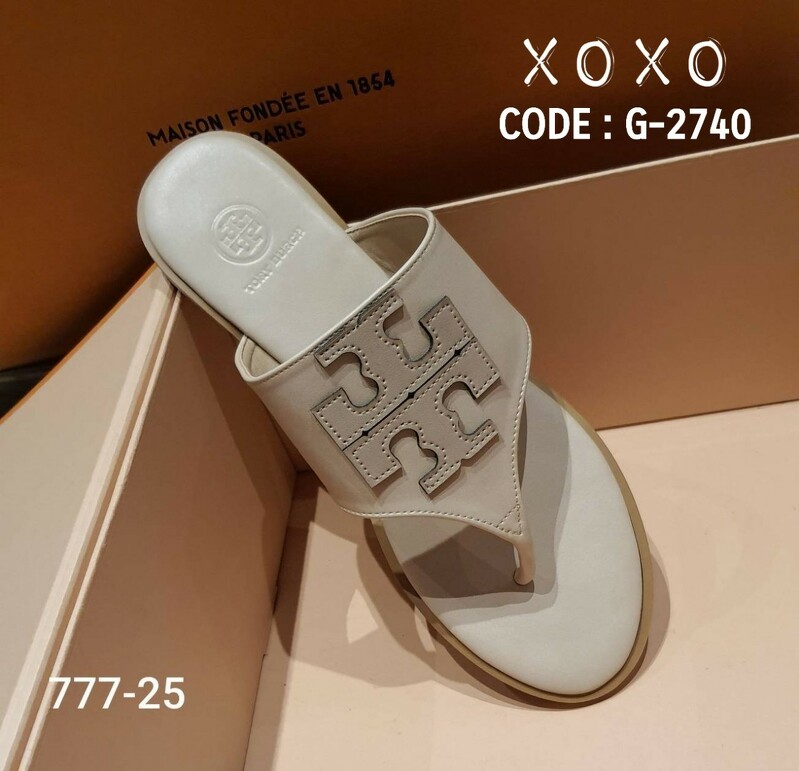 TORY BURCH SANDELS แตะหนีบ งานชนช้อป งานสวยมากคะ วัสดุหนัง PU ด้านหน้าว่างลายโลโก้แบรนด์ เรียบ หรู ดูแพงเกินราคาขายแน่นอนคะ แมทส์เข้าชุดง่าย น้ำหนักเบา