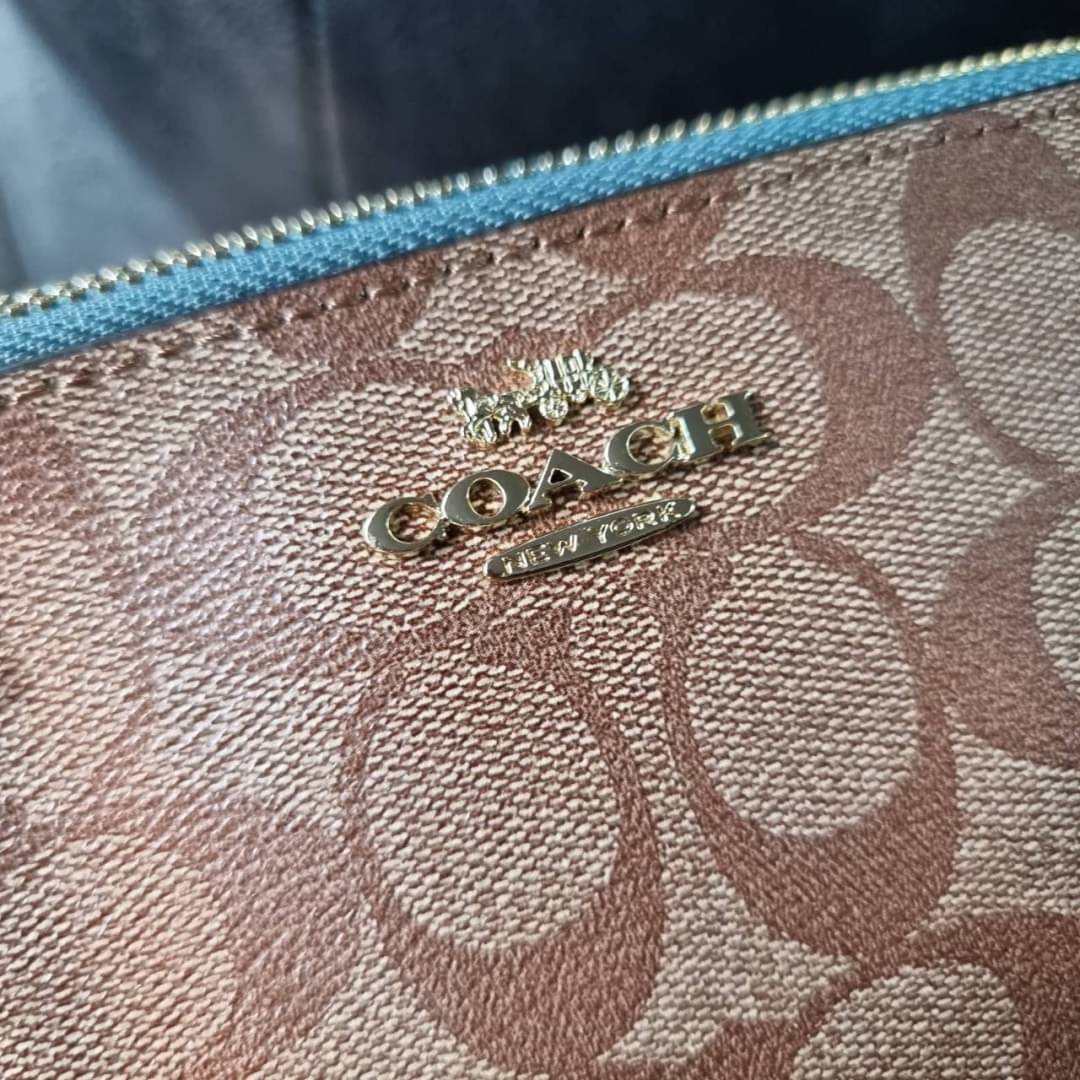 COACH F58321 TOP HANDLE POUCH อีกรุ่นฆ่าไม่ตาย!! 😎 ขายดีขายหมด ขายรวยขายปังๆ!! กระเป๋าพอชจากโค้ช ทรงใช้งานง่าย สะดวก กะทัดรัด วัสดุหนังแคนวาสเคลือบคุณภาพดี มาพร้อมสายคล้องในตัว และสายสะพาย crossbody ปรับเปลี่ยนได้ตามสไตล์ อีกหนึ่งไอเท็มที่สาวๆต้อง