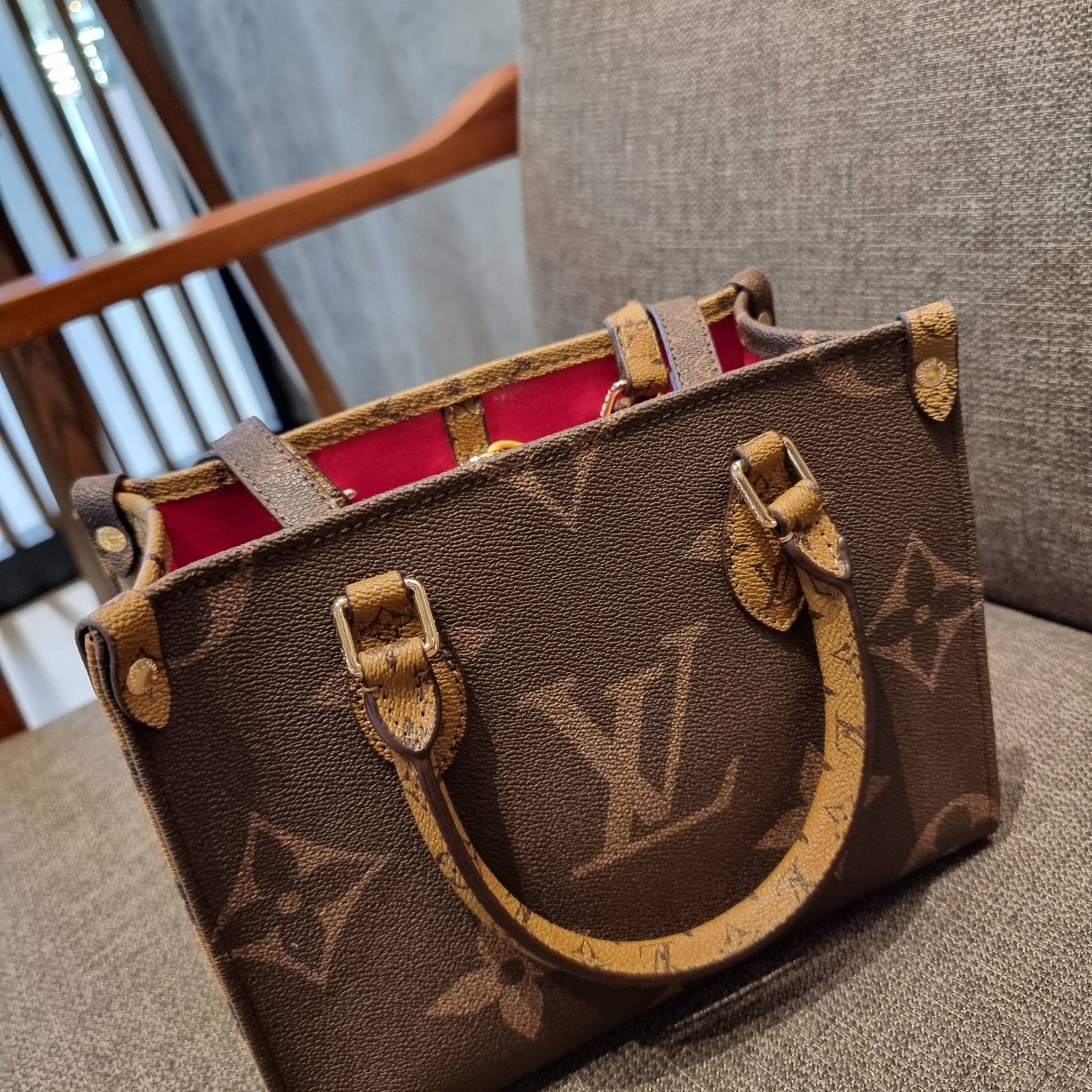 LV crossbody tote bag 10" 16" สเปเชี่ยล gift box set ในราคาที่แสนดี น่าคบหา!! สุดคุ้มและสวยที่สุดยันกล่อง!! ได้ไปยังไงต้องร้องว้าว!! กระเป๋าทรงโท้ทที่สาวๆตามหา ดีไซน์คลาสสิค ผู้ดี หรูหรา โทนสีใช้งานง่าย ได้ทุกลุค ทุกสไตล์ วัสดุหนังแคนวาสคุณภาพ ม