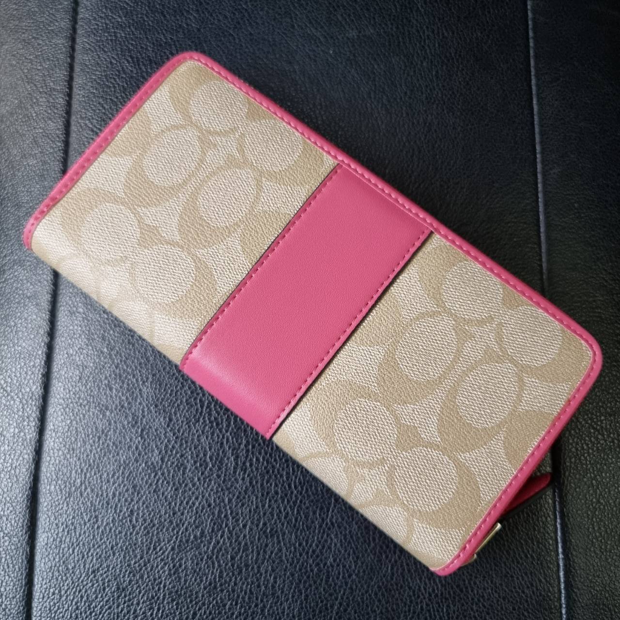 COACH F54630 ACCORDION ZIP WALLET IN SIGNATURE COATED CANVAS WITH LEATHER STRIPE กระเป๋าสตางค์ใบยาวรุ่นคลาสสิค คัดสีขายดีมาให้กันเลยจ้า ♥️ วัสดุหนังแคนวาสเคลือบลาย เปิด-ปิดด้วยซิปรอบ รูดใช้งานง่าย ใส่บัตรได้ มีช่องซิปใส่เหรียญ ใส่มือถือได้ พกใบนี้ใ