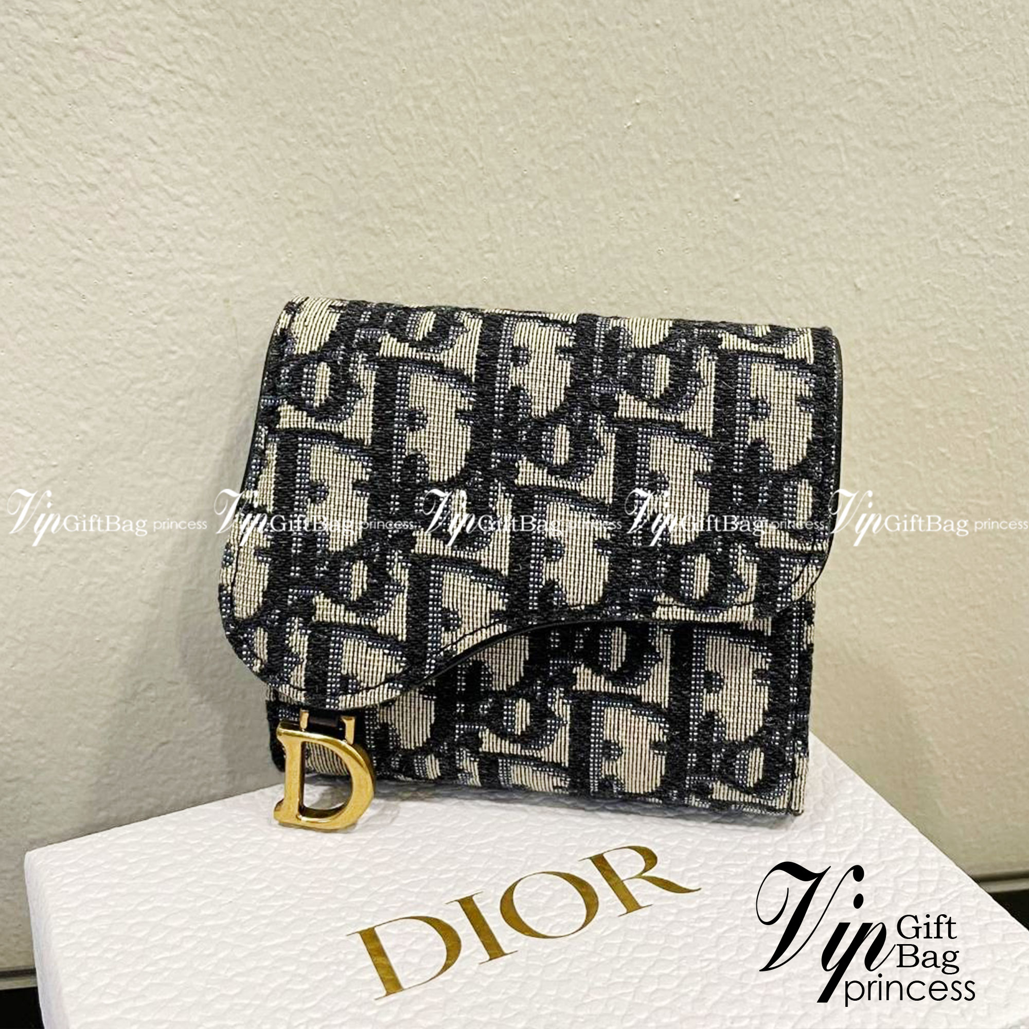 ORI 🥂DIOR Wallet Saddle Lotus / Dior tri-fold wallet เกรดออริจินอล กระเป๋าสตางค์ 3 พับ วัสดุหนังแท้ และผ้า Jacquard อย่างดี ทอสวยงามที่สุด ผสมผสานความสง่างามและคลาสสิกที่เข้ากับยุคสมัย ด้านหน้าโดดเด่นด้วยซิกเนเจอร์ของ Christian Dior อะไหล่สีทองอ่อ