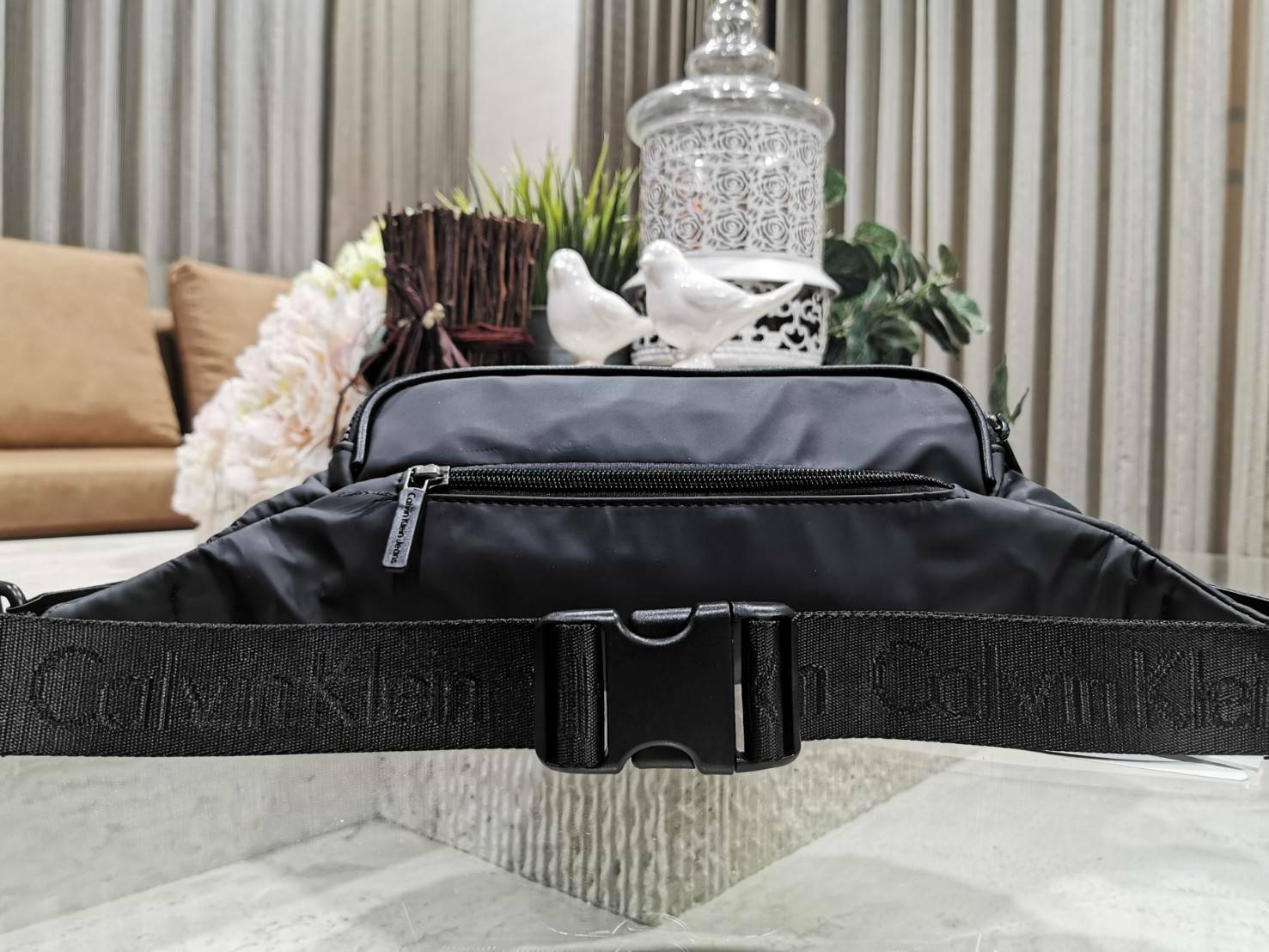 CALVIN KLEIN" JEANS NYLON WAIST BAG กระเป๋าสะพายคาดเอวหรือคาดอกอกรุ่นใหม่ล่าสุดดีไซน์สุดฮิต Limited Edition จาก Calvin Klein Factory วัสดุ Nylon+Polyester 100% คุณภาพดีดูเเลรักษาง่าย กันน้ำ เปิดปิดด้วยซิปสะดวกใช้ หัวซิปแบรนด์ด้านหน้ามีโลโก้และช่องซิป