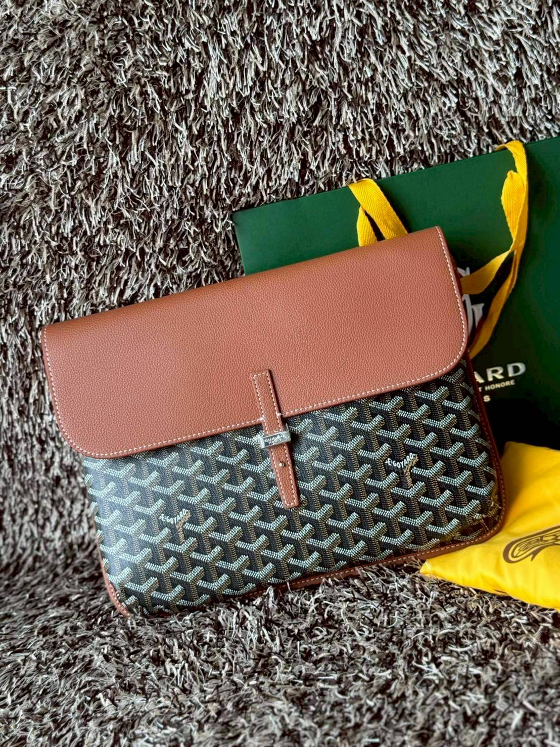 ORI หนังแท้ | Goyard Coursier Messenger bag กระเป๋าทรงแมสเซ็นเจอร์ดีไซน์ใหม่เพรียวบาง น้ําหนักเบากะทัดรัด ภายในมีช่องหลักขนาดใหญ่และกระเป๋า มีช่องด้านหลังสําหรับจัดเก็บสิ่งจําเป็นในชีวิตประจําวัน