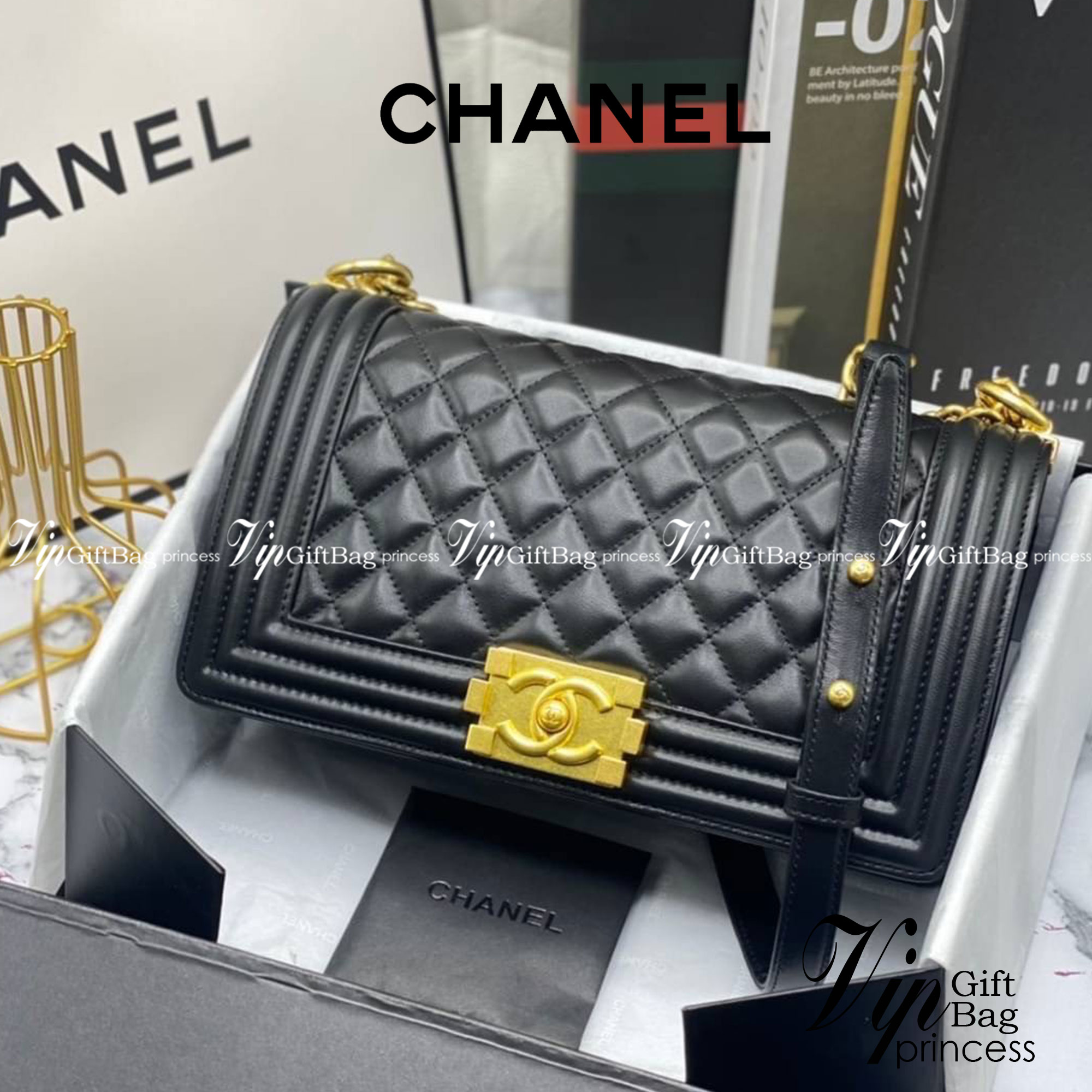 หนังแท้ CHANEL BOY 10" หนังเรียบ อะไหล่เงิน/ทอง พร้อมส่งที่ไทย หนังลูกวัวแท้ อะไหล่โลหะสีรูทีเนียม สวยคลาสสิกทุกยุคสมัย เกรดออริจินอล 1:1 ภาพสินค้าถ่ายจากงานขายจริง ใช้งานต่างประเทศได้