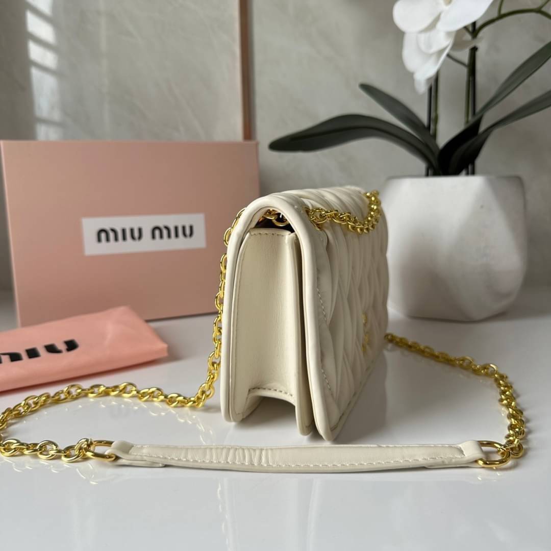 Miu Miu Matelassé Nappa Leather Mini Bag / Miu Miu Woman’S Bag Chain Mini bag กระเป๋ามินิรูปทรงสี่เหลี่ยมวัสดุหนังNappa มีความนุ่มมือและเงางาม