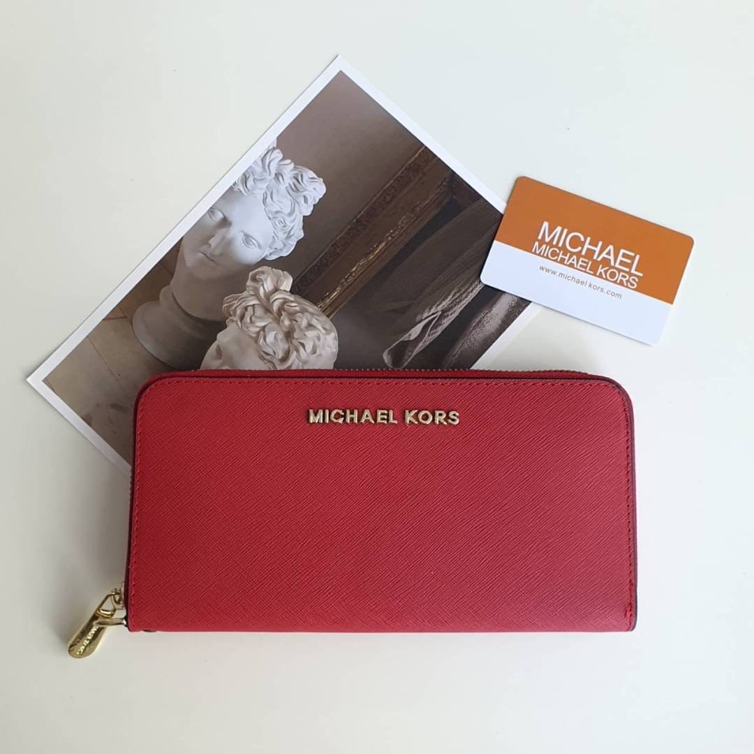 MICHAEL KORS SAFFIANO WALLET กระเป๋าสตางค์ใบยาว หนัง SAFFIANO ซิปรอบ สวยหรู มาก อะไหล่ปั้มโลโก้แบรนด์ ด้านในมีช่องใส่บัตร เยอะม้ากกก อีกด้านมีช่องแบงค์ + ซิปใส่เหรียญ จุของได้เยอะจริงๆ ได้ สวยหรูดูดี อุปกรณ์ครบ รีบคว้าเลยคะ!