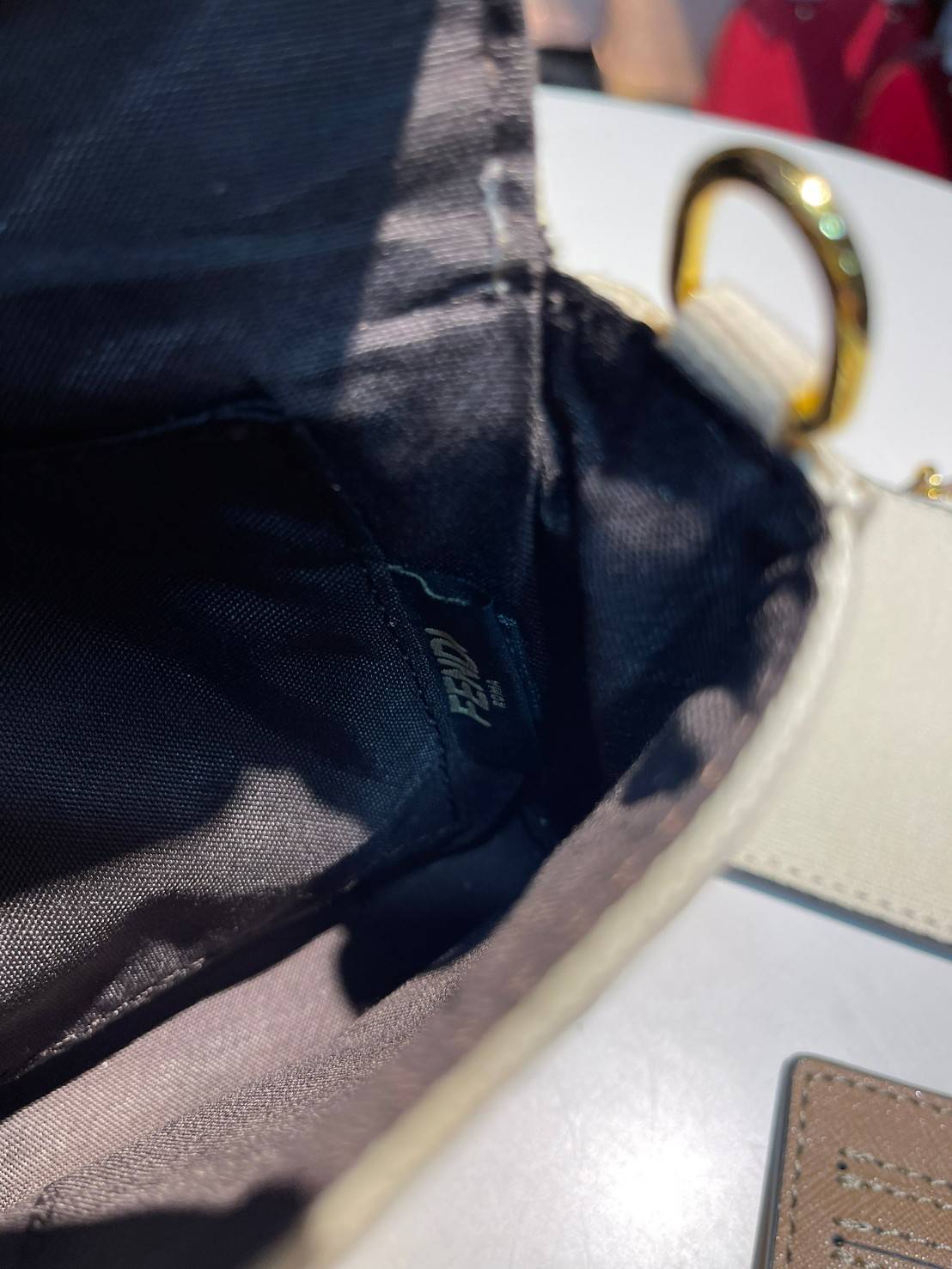 หนังแท้ Fendi Wallet On Chain With Pouches leather mini-bag กระเป๋าสะพายข้างทรงเหลี่ยมตกแต่งด้วยโลโก้ Fendi กระดุมแป๊ก มาพร้อมกระเป๋าด้านในแบบถอดได้ถึง 2ใบ สุดคุ้ม พร้อมสายโซ่และสายสปอร์ตถอดออกได้ ไอเท็มนี้ไม่ควรพลาดเลยค่าา