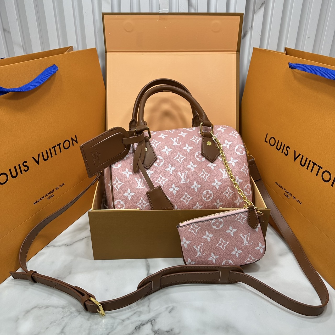 ORI หนังแท้ | LV Speedy P9 Bandoulière 25 Bag กระเป๋าสะพายทรงหมอนสปีดี้ คอลใหม่ล่าสุดหรูหราโดดเด่น รูปทรงใช้งานง่ายสวยตลอดกาล ใช้ได้กับทุกลุค ทุกโอกาส ภายในโล่งกว้างมาก ใส่ของสำคัญได้ครบแน่นอนจ้า