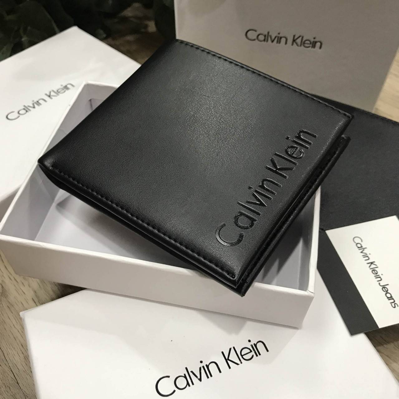 CALVIN KLEIN JEANS SHORT WALLET กระเป๋าสตางค์สั้นพับ 2 ตอน รุ่น Limited Edition หนังนิ่มสวย ด้านหน้าปั๊มแบรนด์ ขนาดกำลังดี พกพาสะดวก ภายในมีช่องใส่บัตร, ช่องใส่ธนบัตรแบงก์พัน แยกสองช่อง เป็นสัดส่วน มาพร้อมกล่องกระดาษแบรนด์มอบเป็นของขวัญ ก็เหมาะค่ะ