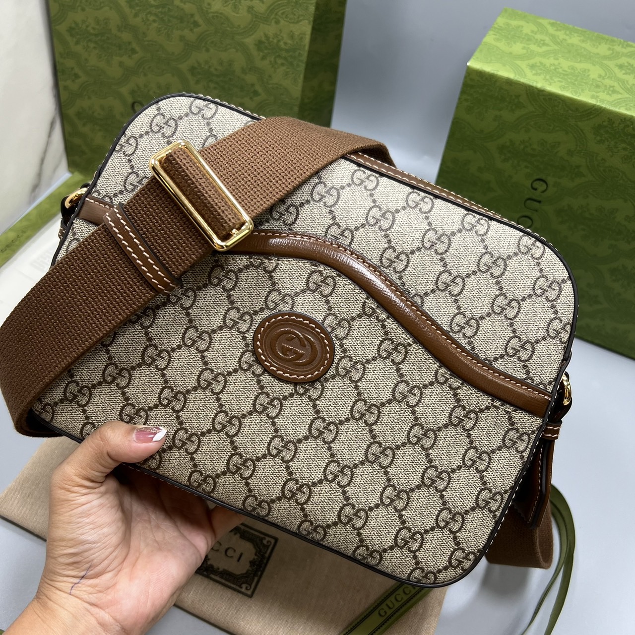 GUUCI Messenger bag with Interlocking G / guccipouch กระเป๋าสะพายทรงแมสเซ็นเจอร์ ใหม่ล่าสุด พิมพ์ลายคมชัดโมโนแกรมแคนวาสกับไอเท็มที่หนุ่มๆต้องไม่พลาด ดีไซส์สวยเด่นเป็นเอกลักษณ์